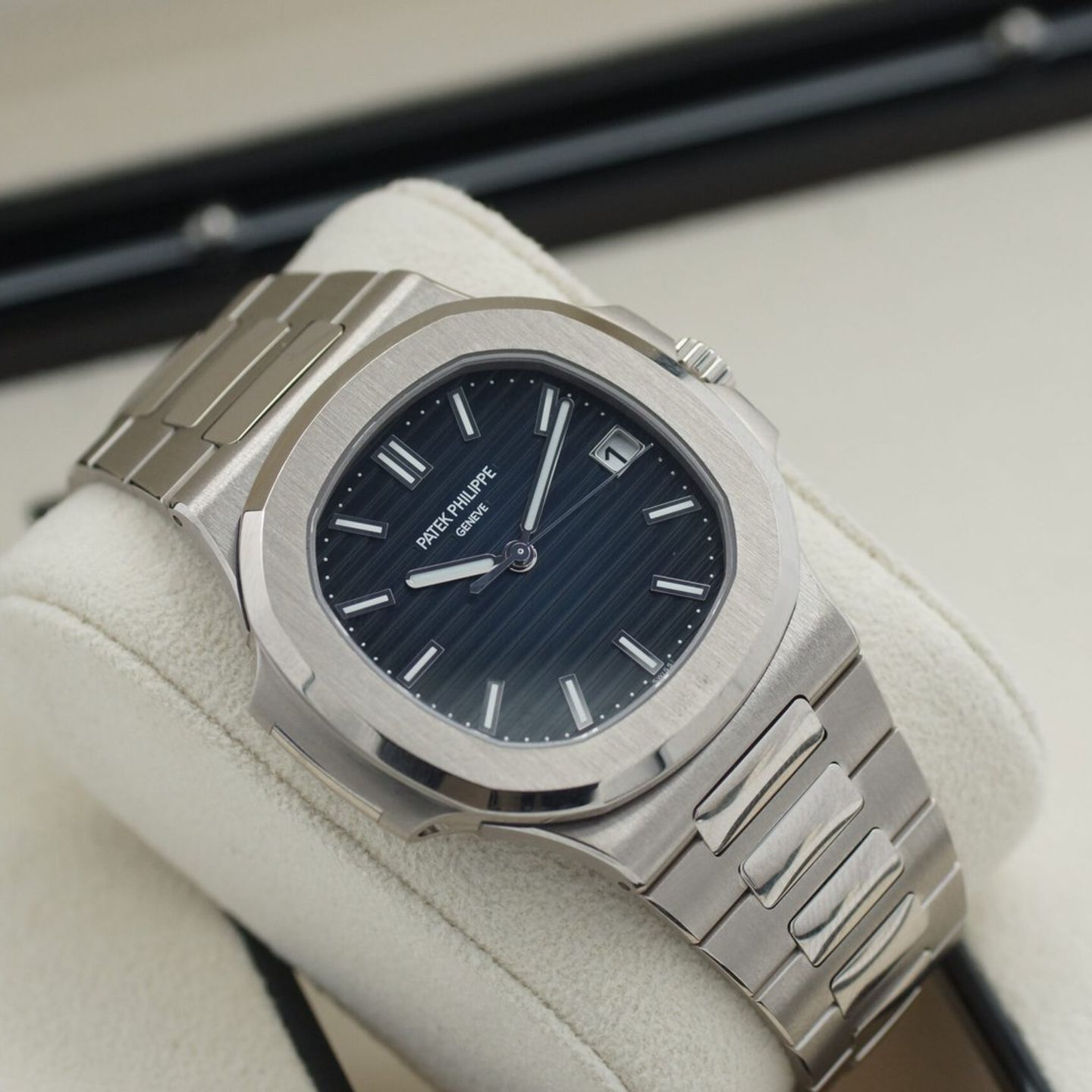 Patek Philippe Nautilus 5811 (2024) - Blue dial 41 mm White Gold case (2/8)