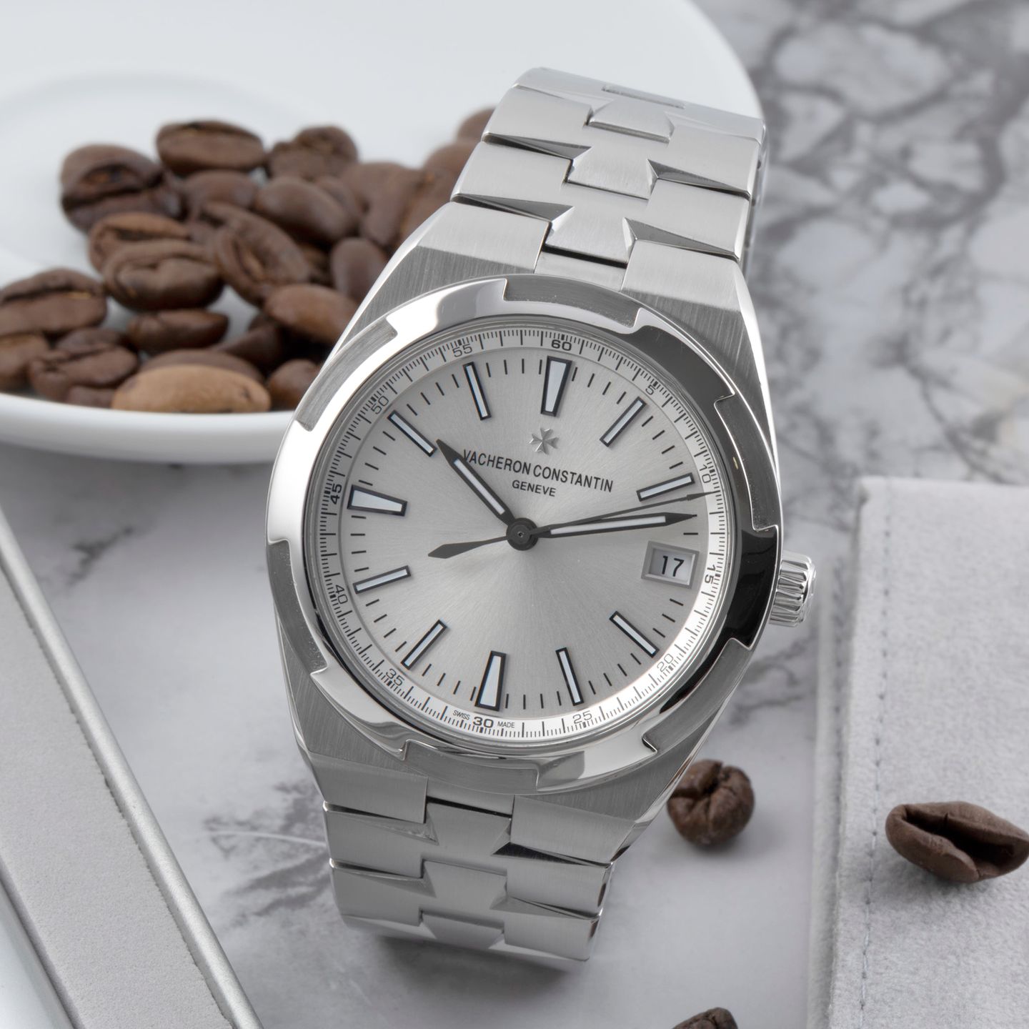 Vacheron Constantin Overseas 4500V/110A-B126 (Unknown (random serial)) - Silver dial 42 mm Steel case (1/8)