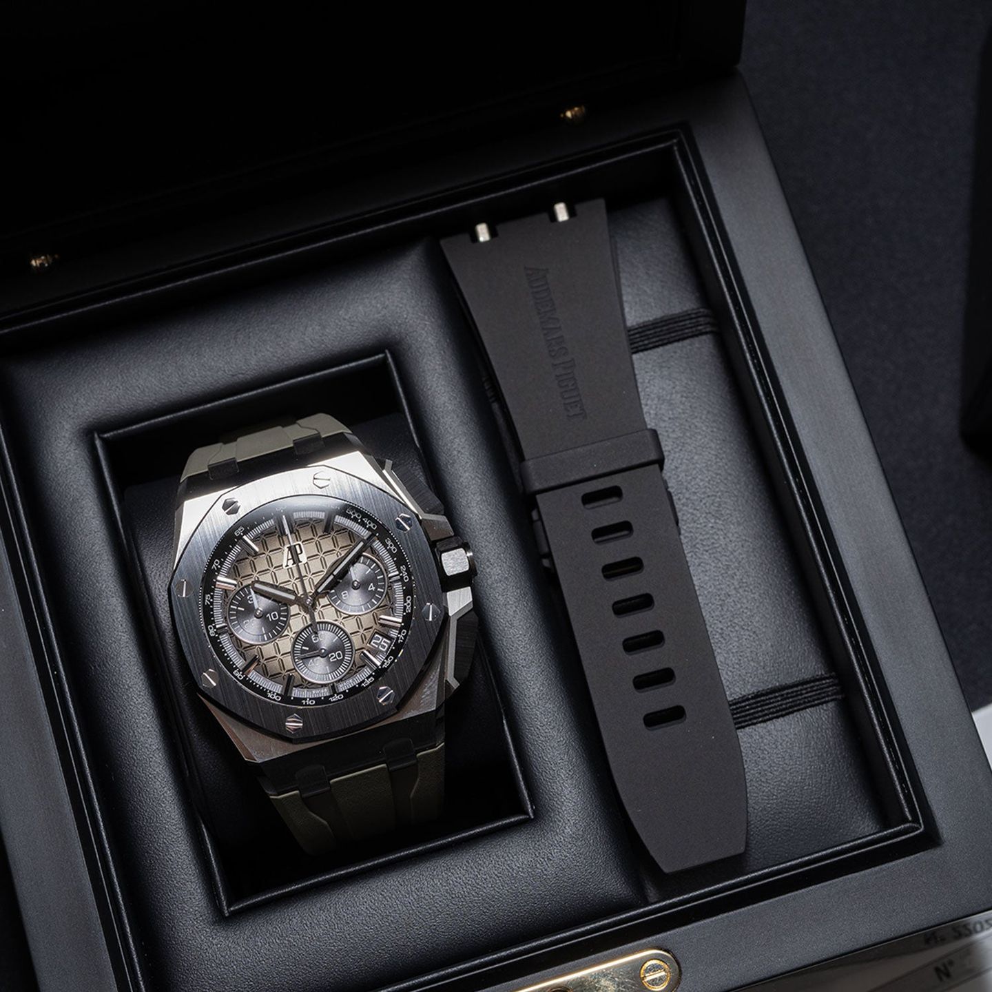 Audemars Piguet Royal Oak Offshore Chronograph 26420SO.OO.A600CA.01 (2021) - Beige dial 43 mm Steel case (6/6)