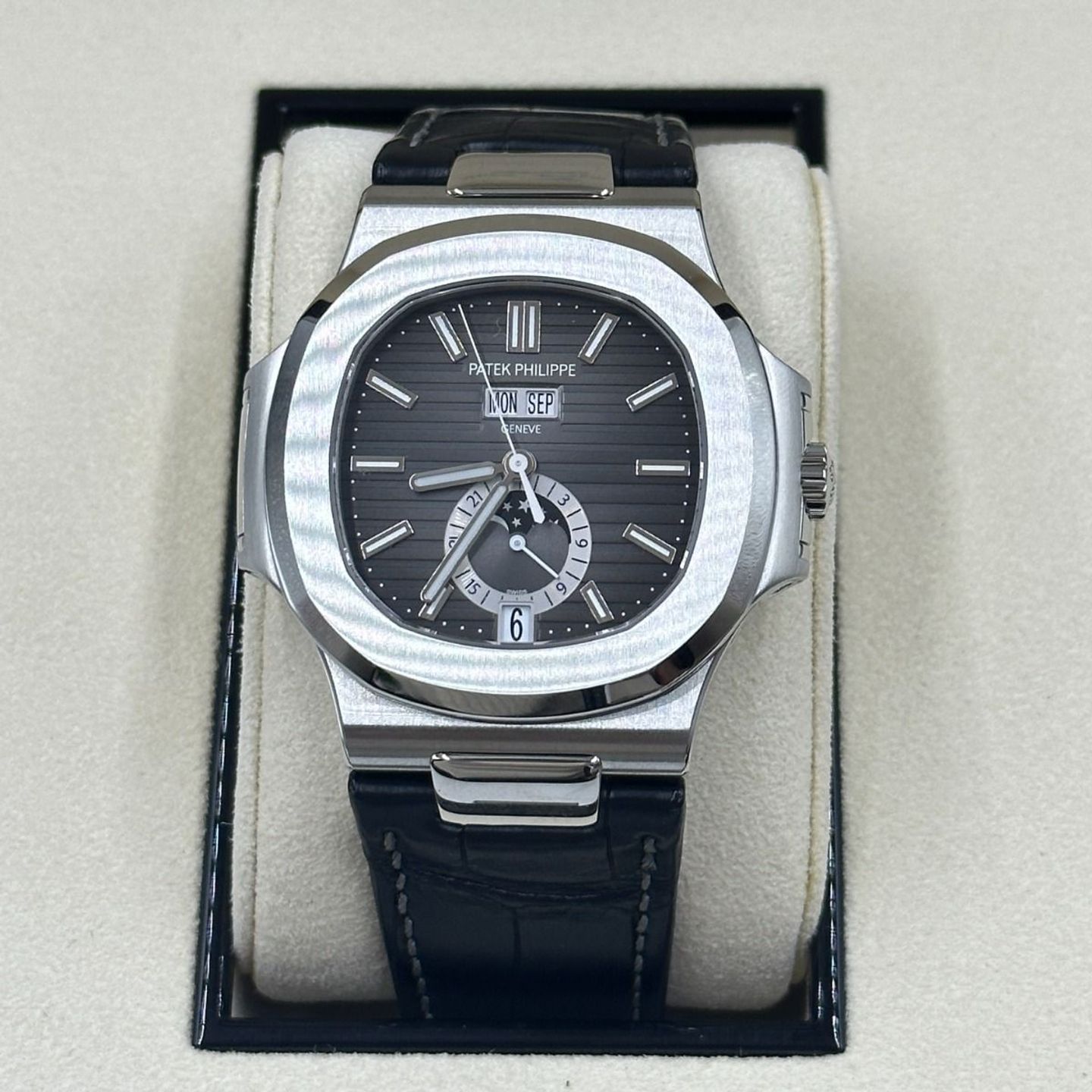 Patek Philippe Nautilus 5726A-001 (2021) - Zwart wijzerplaat 40mm Staal (4/8)