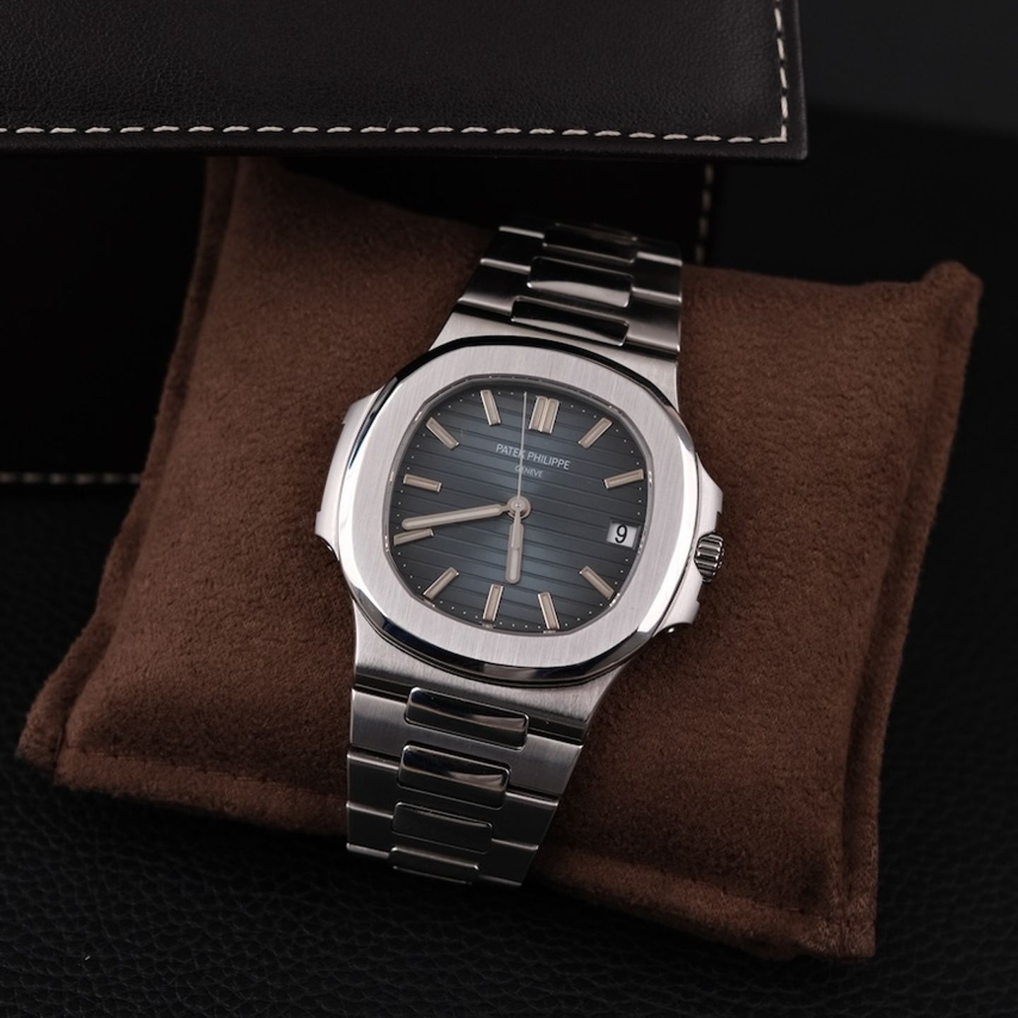 Patek Philippe Nautilus 5711 (2009) - Blue dial 40 mm Steel case (2/8)
