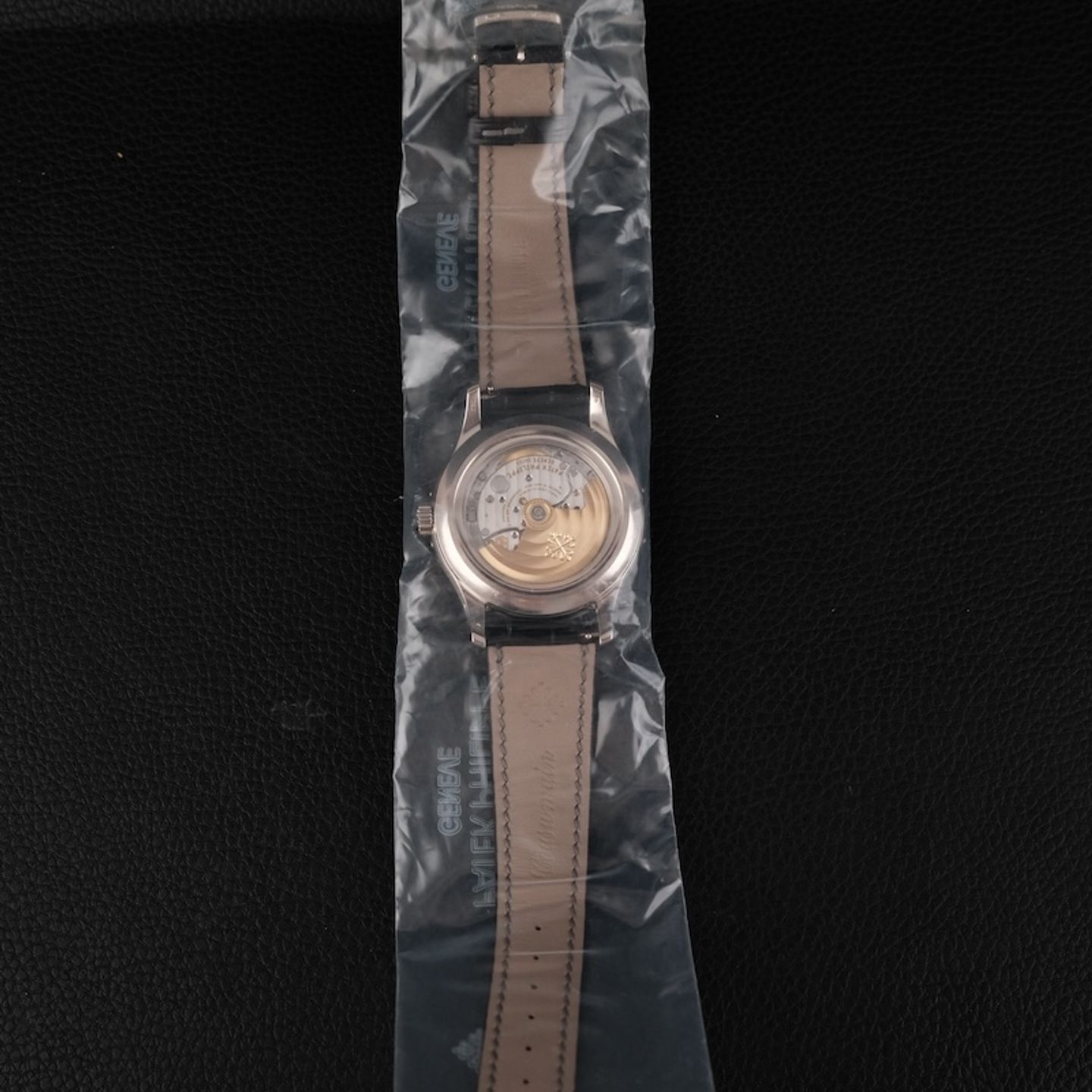 Patek Philippe Annual Calendar 5205G-010 (2012) - Black dial 40 mm White Gold case (5/7)