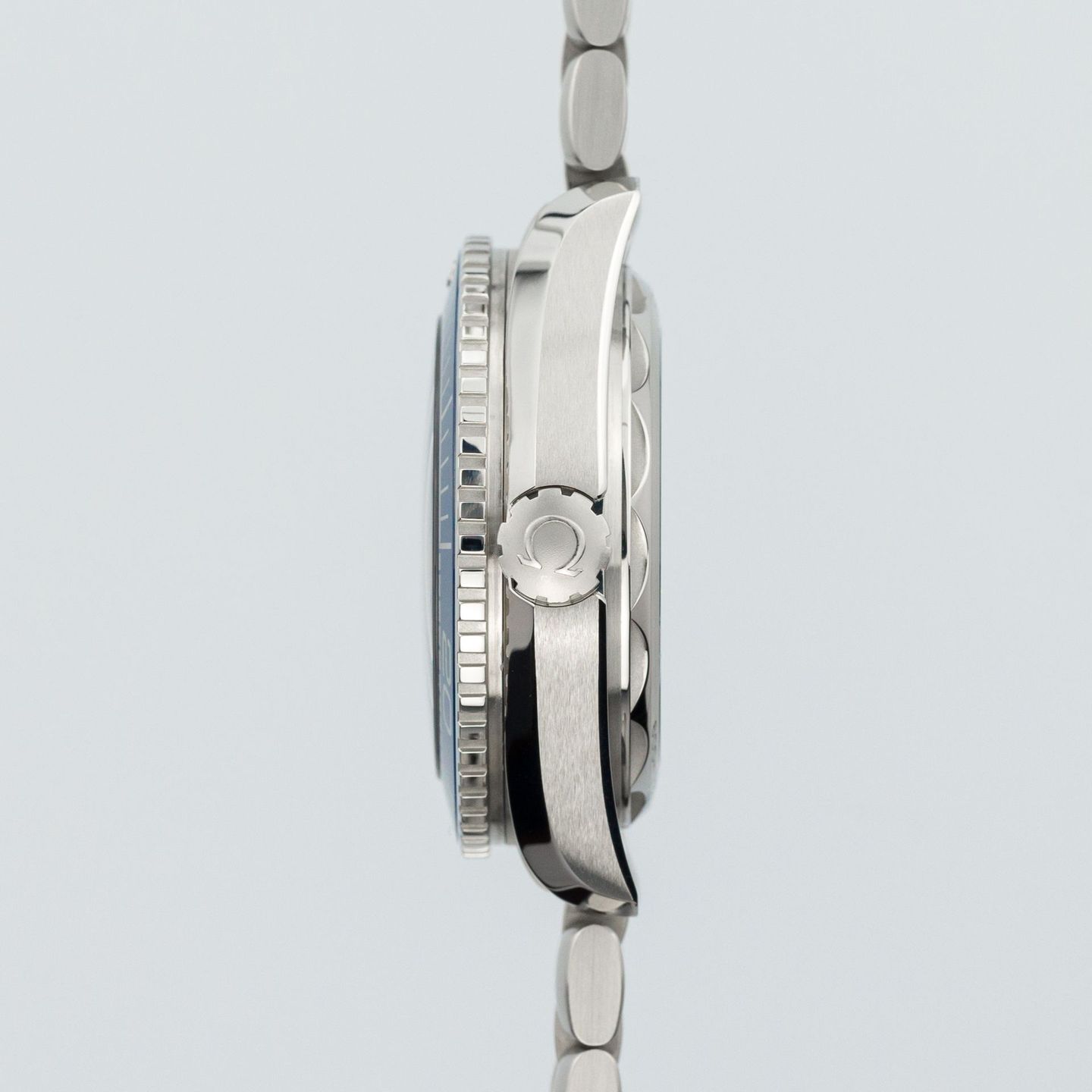 Omega Seamaster Planet Ocean 215.30.44.21.03.001 (2024) - Blue dial 44 mm Steel case (4/5)