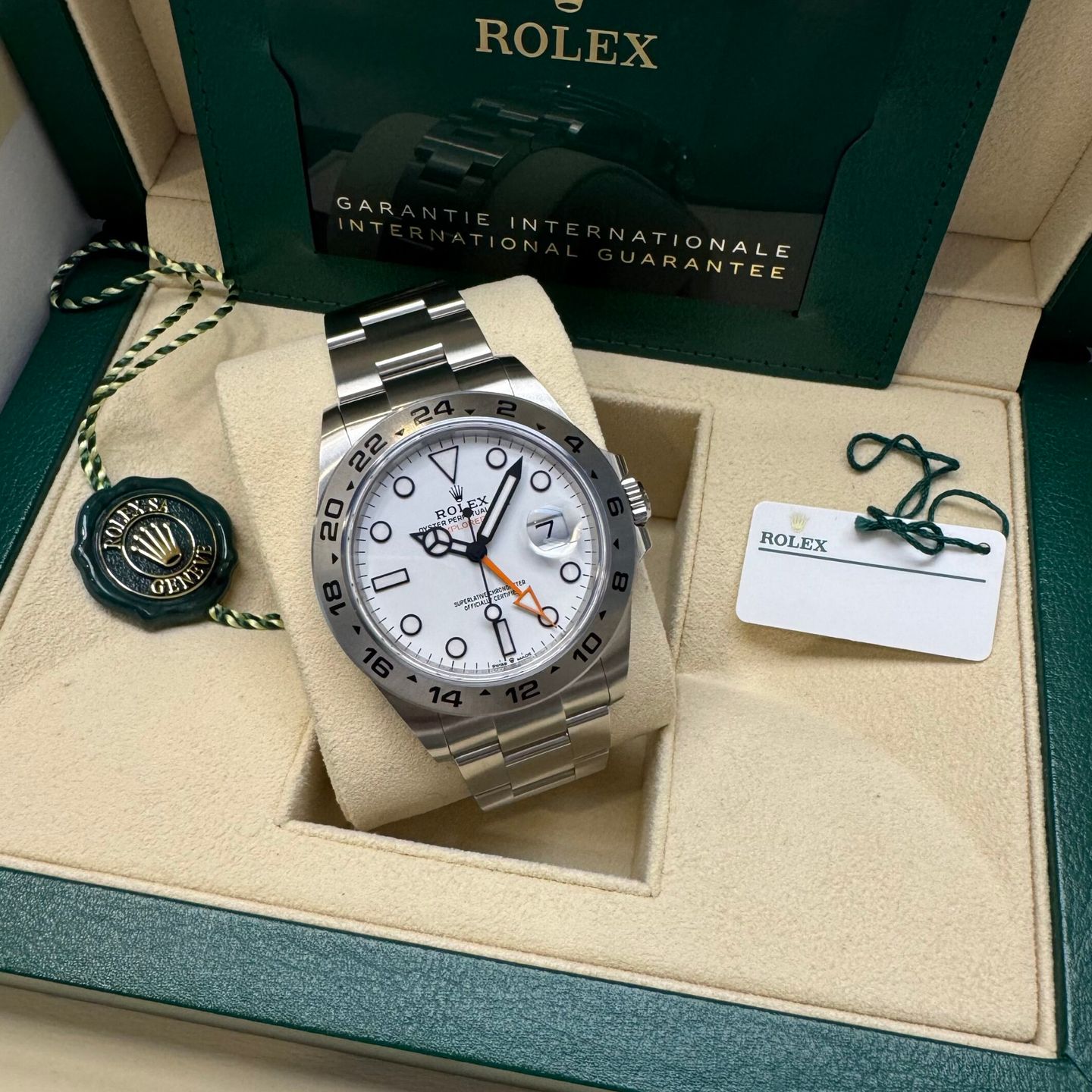 Rolex Explorer II 226570 (2024) - 42 mm Steel case (2/6)