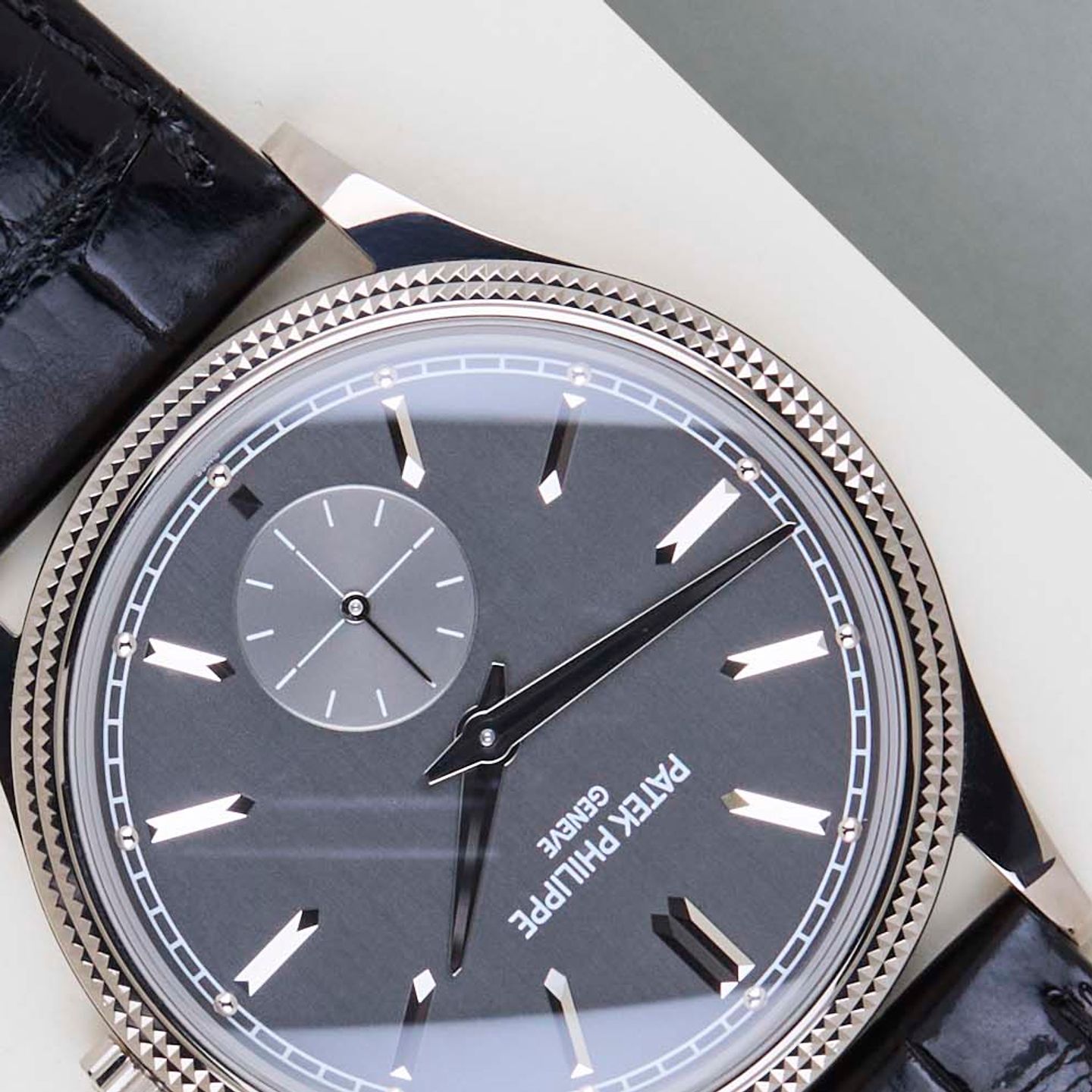 Patek Philippe Calatrava 6119G-001 (2022) - Grey dial 39 mm White Gold case (4/8)