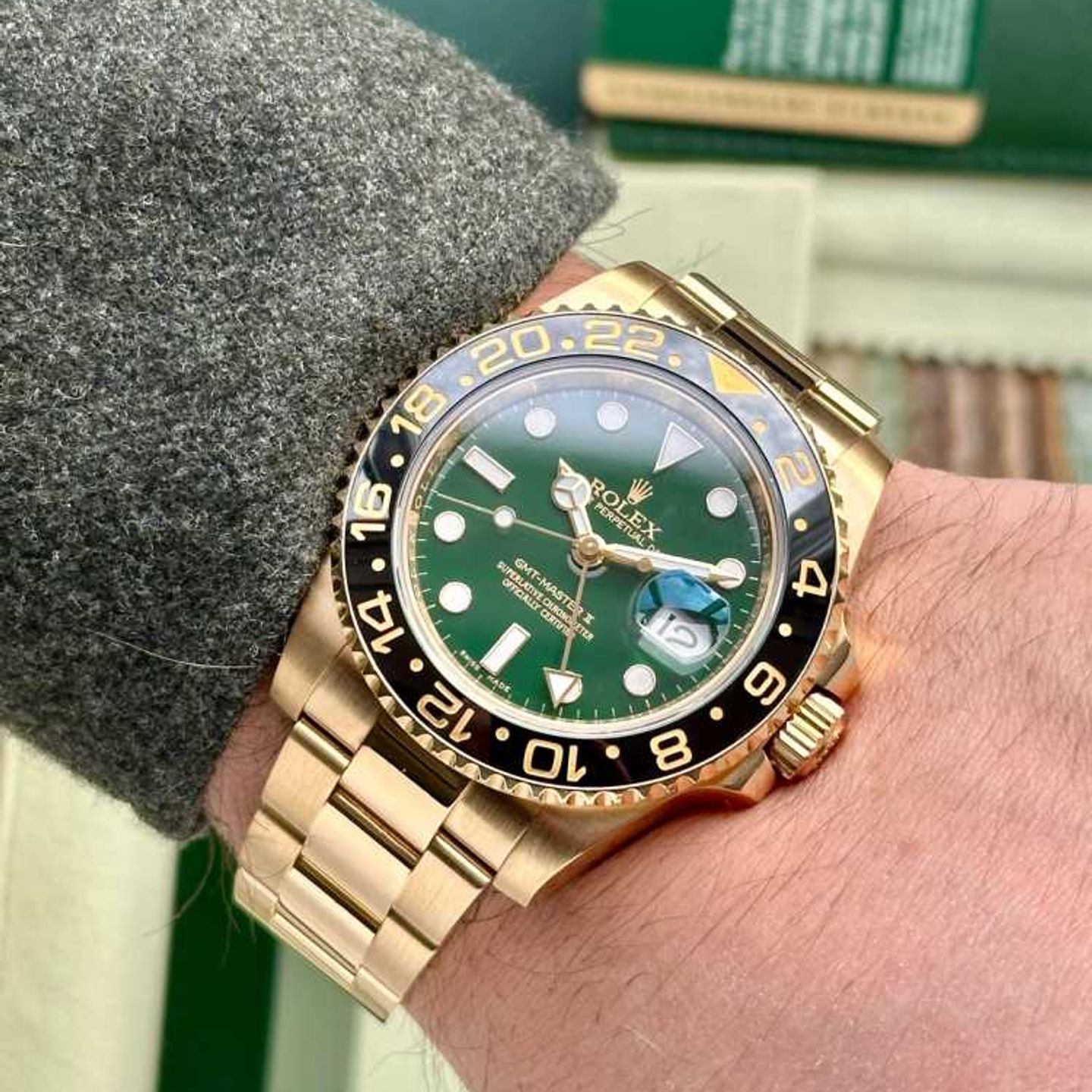 Rolex GMT-Master II 116718LN (2009) - Green dial 40 mm Yellow Gold case (2/8)
