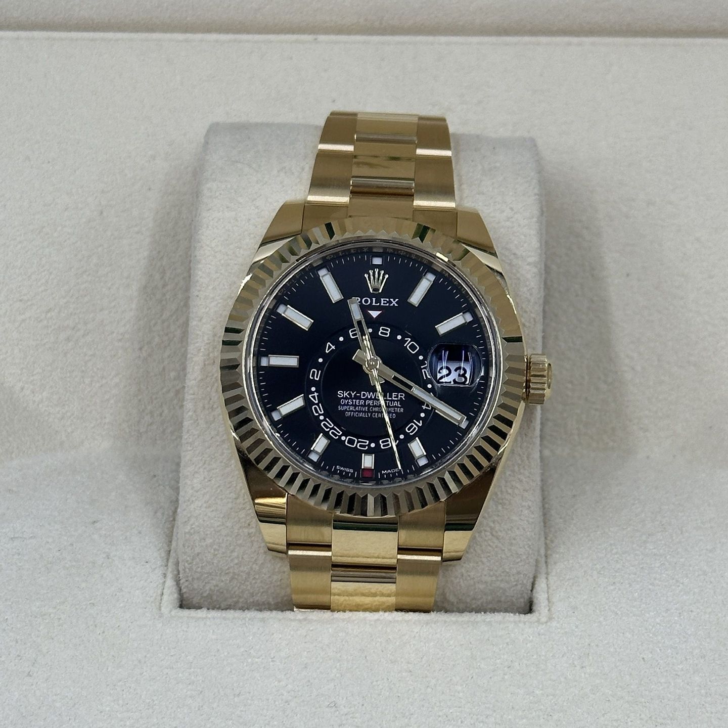 Rolex Sky-Dweller 326938 (Unknown (random serial)) - Black dial 42 mm Yellow Gold case (4/8)