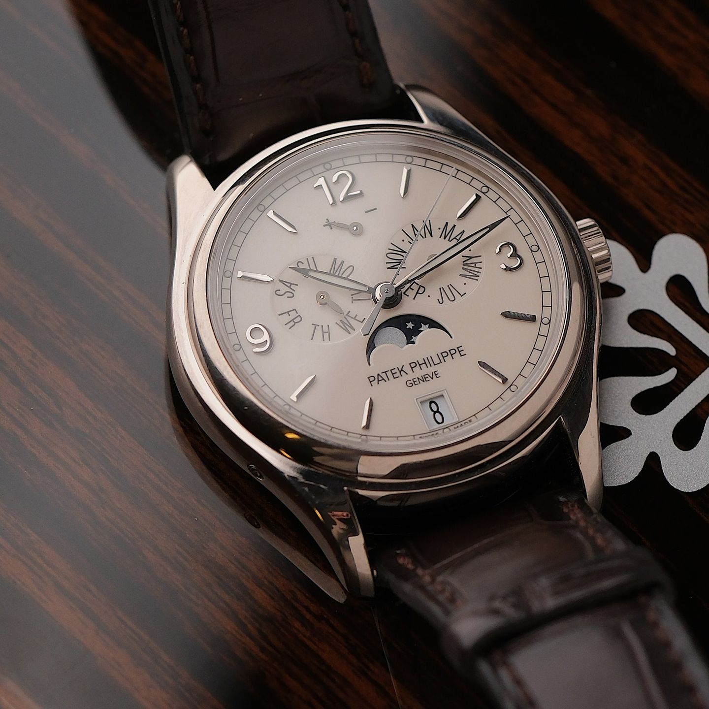 Patek Philippe Annual Calendar 5146G (2011) - Champagne wijzerplaat 39mm Witgoud (1/6)