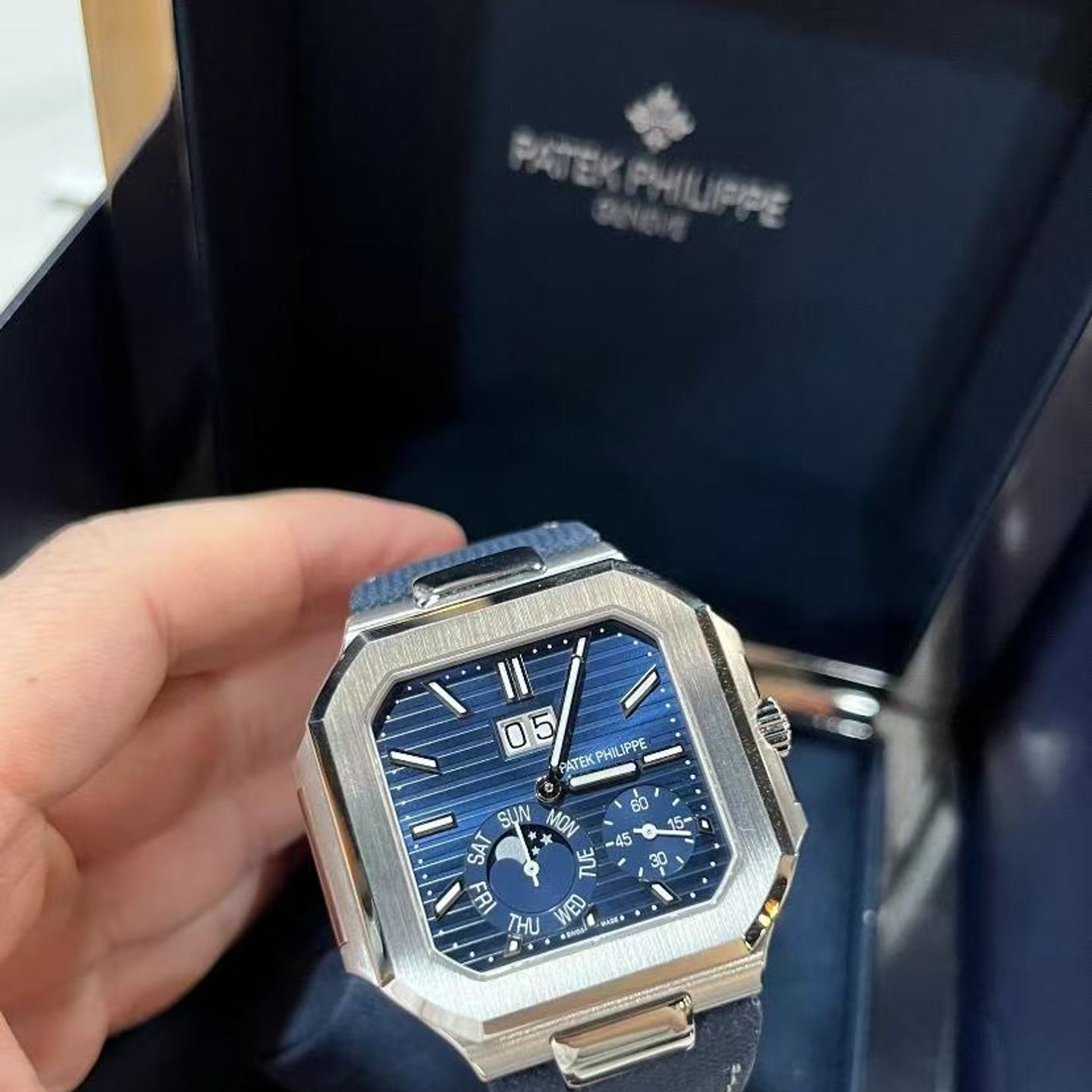 Patek Philippe Cubitus 5822P-001 (2024) - Blue dial 45 mm Platinum case (3/3)