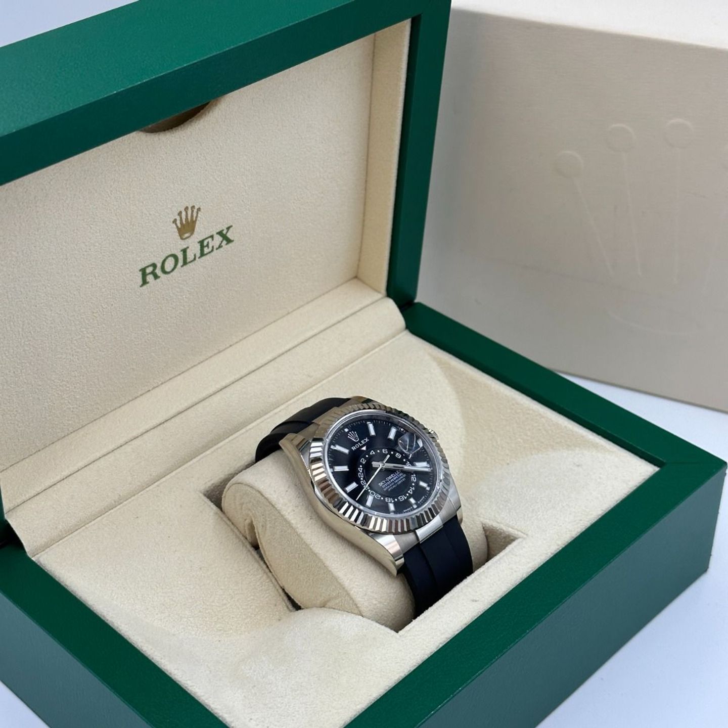 Rolex Sky-Dweller 336239 (2024) - Black dial 42 mm White Gold case (4/8)