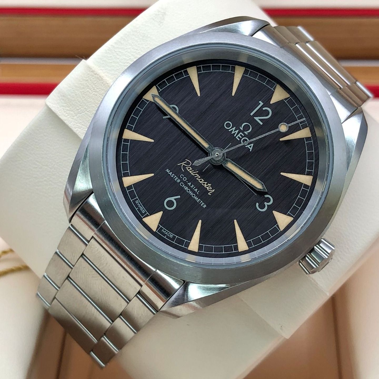 Omega Seamaster Railmaster 220.10.40.20.01.001 (2024) - Black dial 40 mm Steel case (5/8)