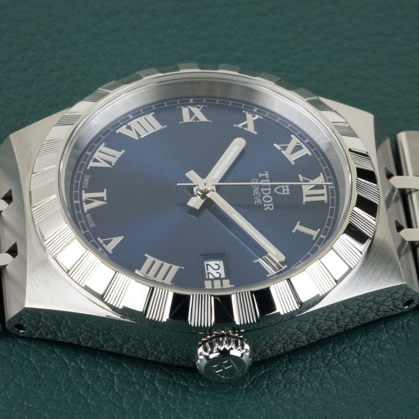Tudor Royal 28500 (2022) - Blue dial 38 mm Steel case (4/8)