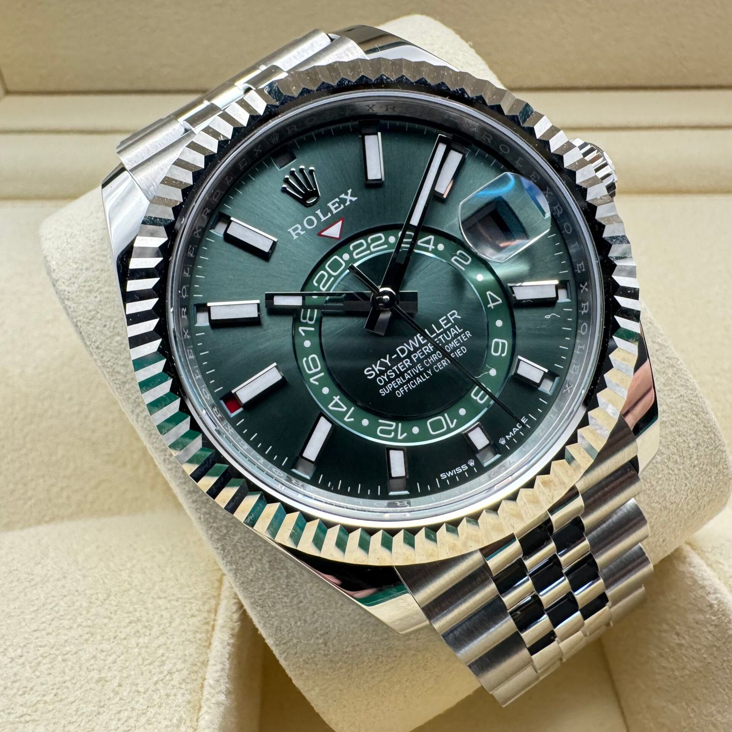 Rolex Sky-Dweller 336934 (2024) - Green dial 42 mm Gold/Steel case (1/8)