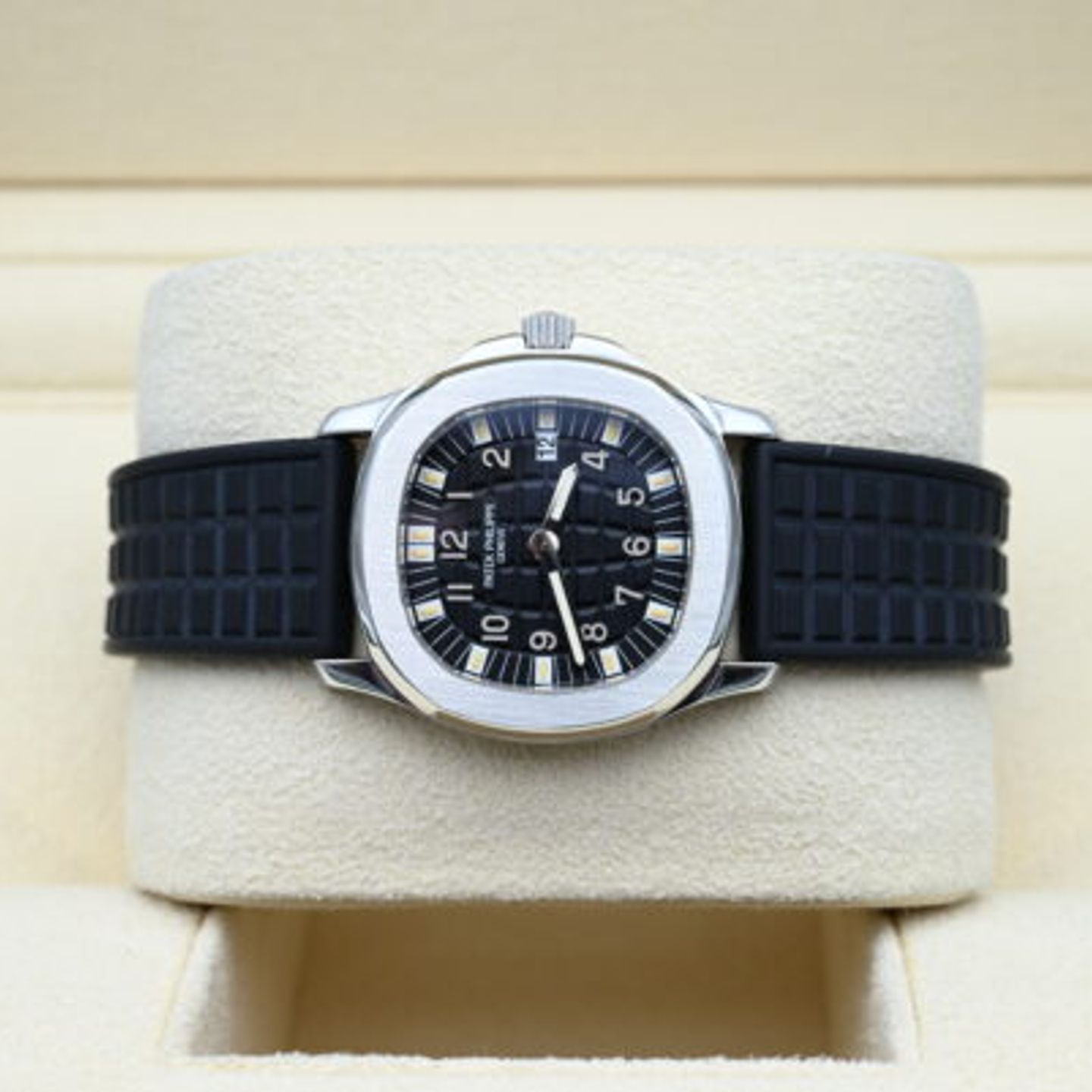 Patek Philippe Aquanaut 4960 (Unknown (random serial)) - Black dial 30 mm Steel case (4/5)
