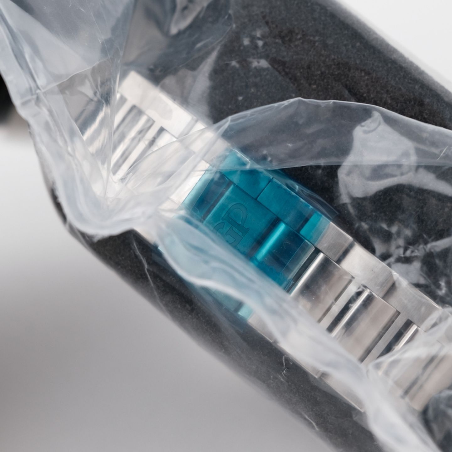 Girard-Perregaux Laureato 81010-11-431-11A (2023) - Blue dial 43 mm Steel case (8/8)