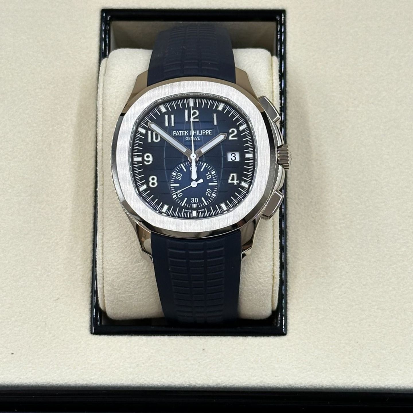 Patek Philippe Aquanaut 5968G-001 (2021) - Blue dial 42 mm White Gold case (4/8)