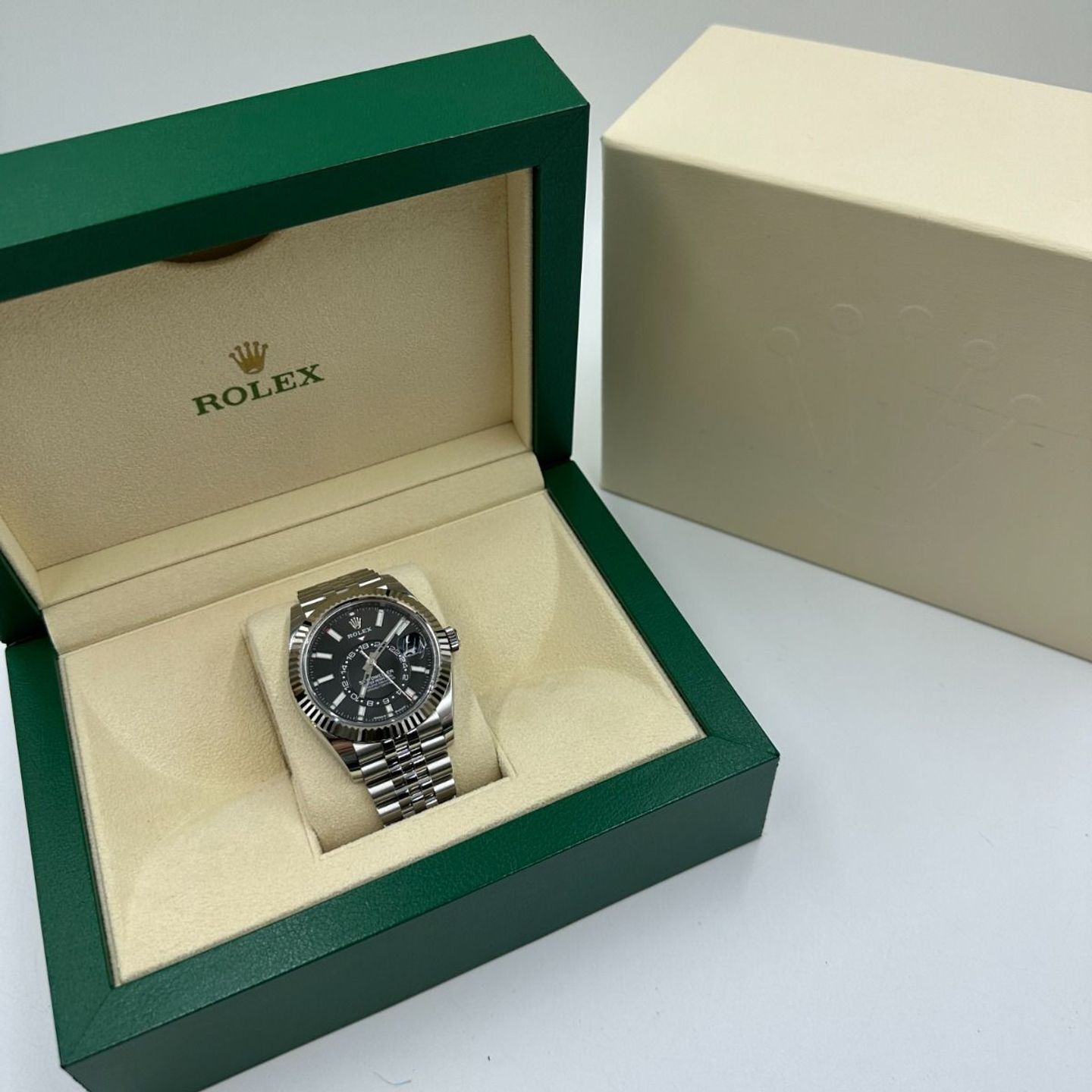 Rolex Sky-Dweller 336934 (2024) - Black dial 42 mm Gold/Steel case (3/8)