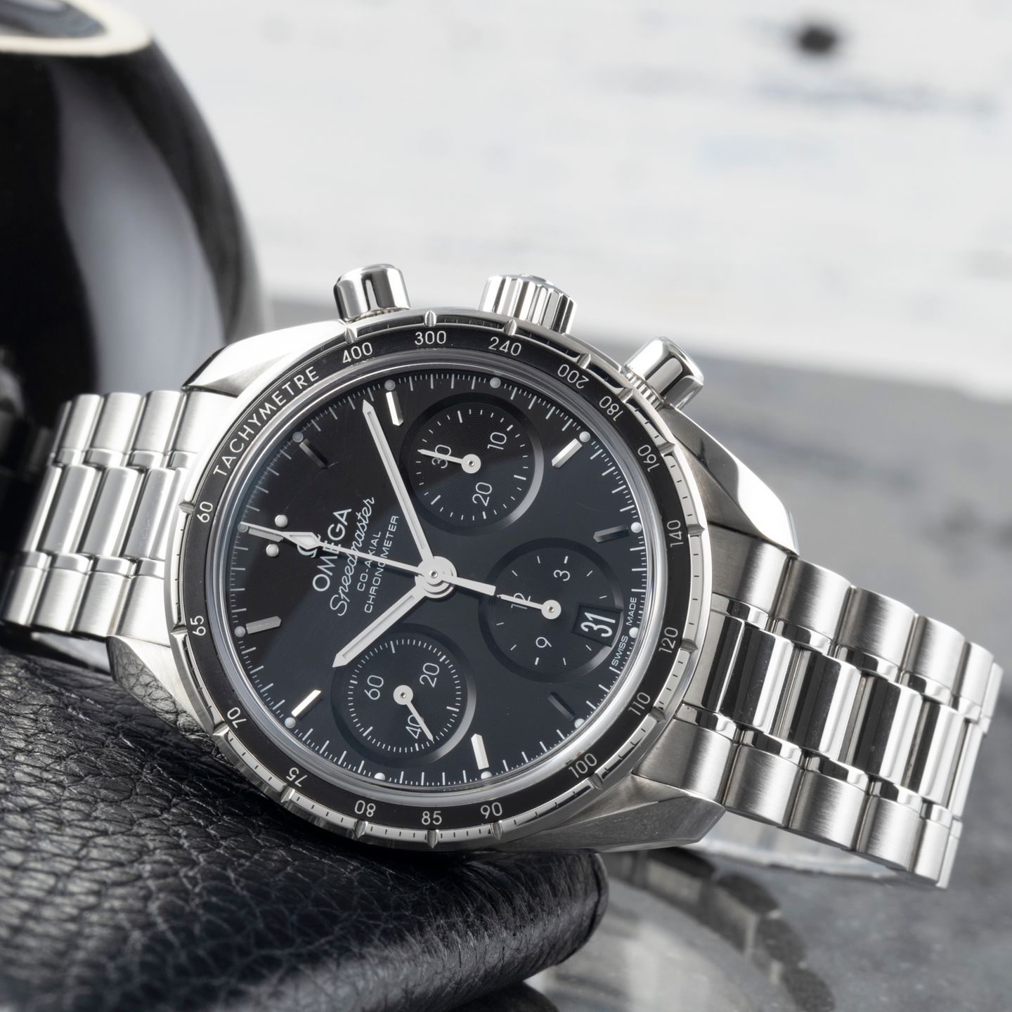 Omega Speedmaster 324.30.38.50.01.001 (2023) - Black dial 38 mm Steel case (2/8)