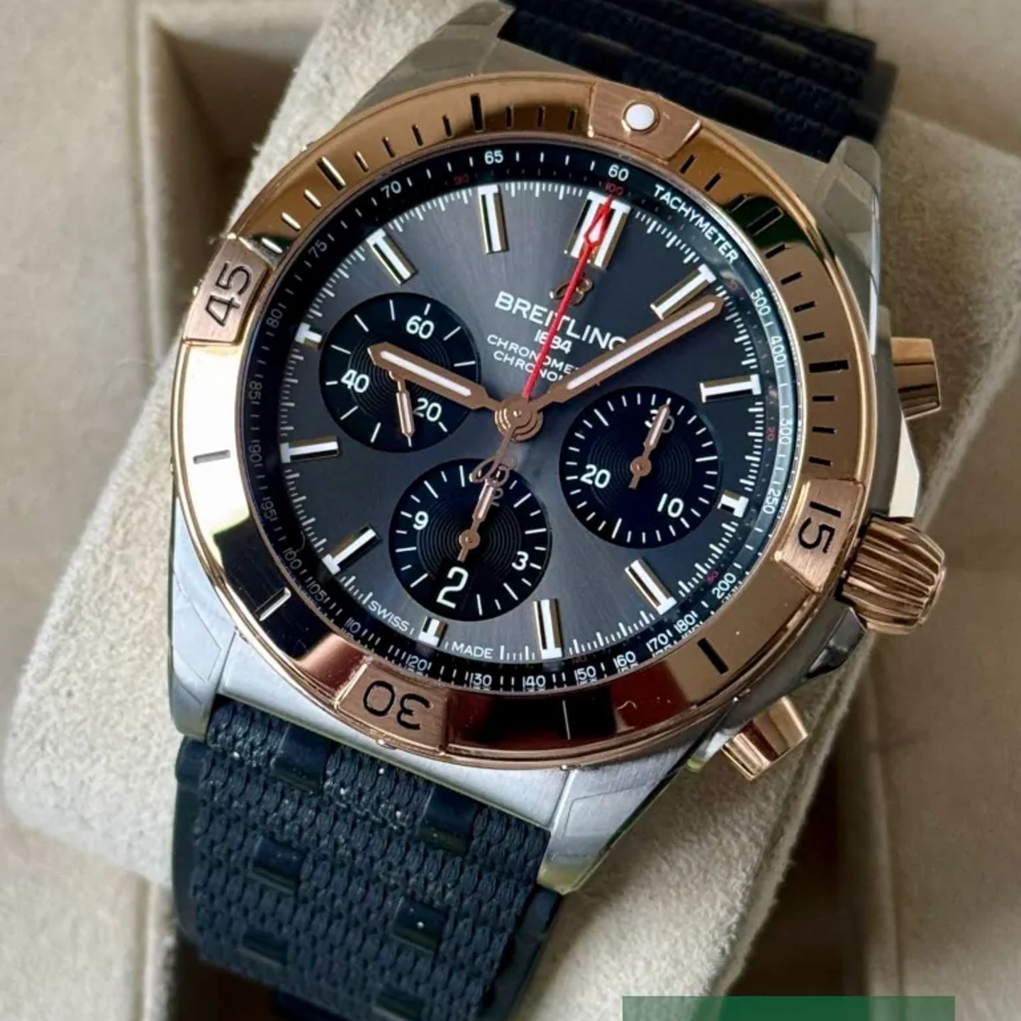 Breitling Chronomat 42 UB0134101B1S1 (2025) - Green dial 43 mm Gold/Steel case (3/7)