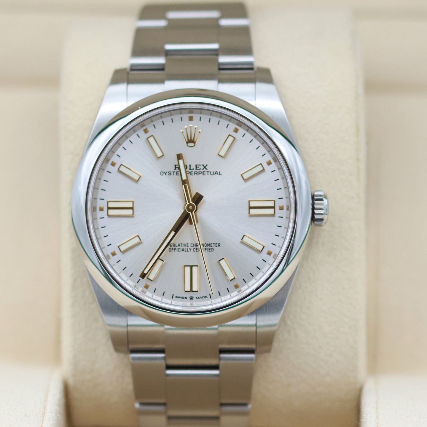 Rolex Oyster Perpetual 41 124300 (Unknown (random serial)) - Silver dial 41 mm Steel case (2/8)