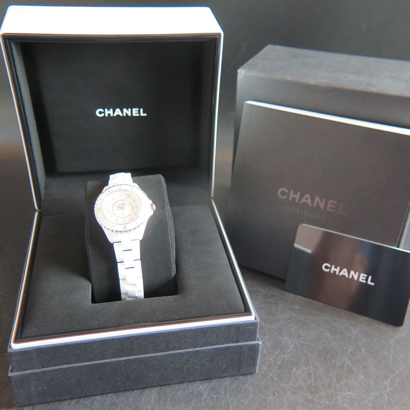 Chanel J12 H2422 (2023) - Pearl dial 33 mm Ceramic case (6/6)