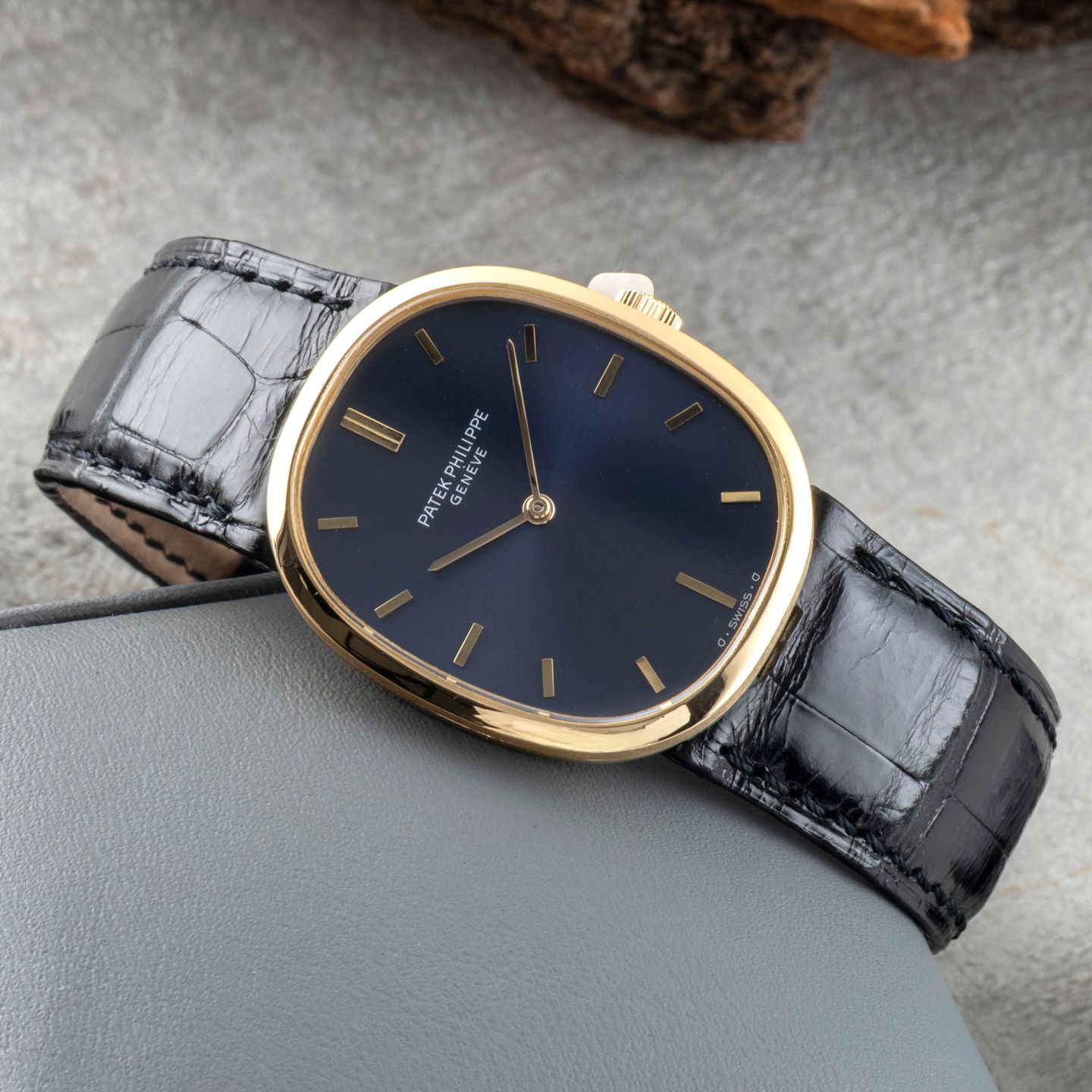 Patek Philippe Golden Ellipse 3548 (1970) - Blue dial 27 mm Yellow Gold case (2/8)
