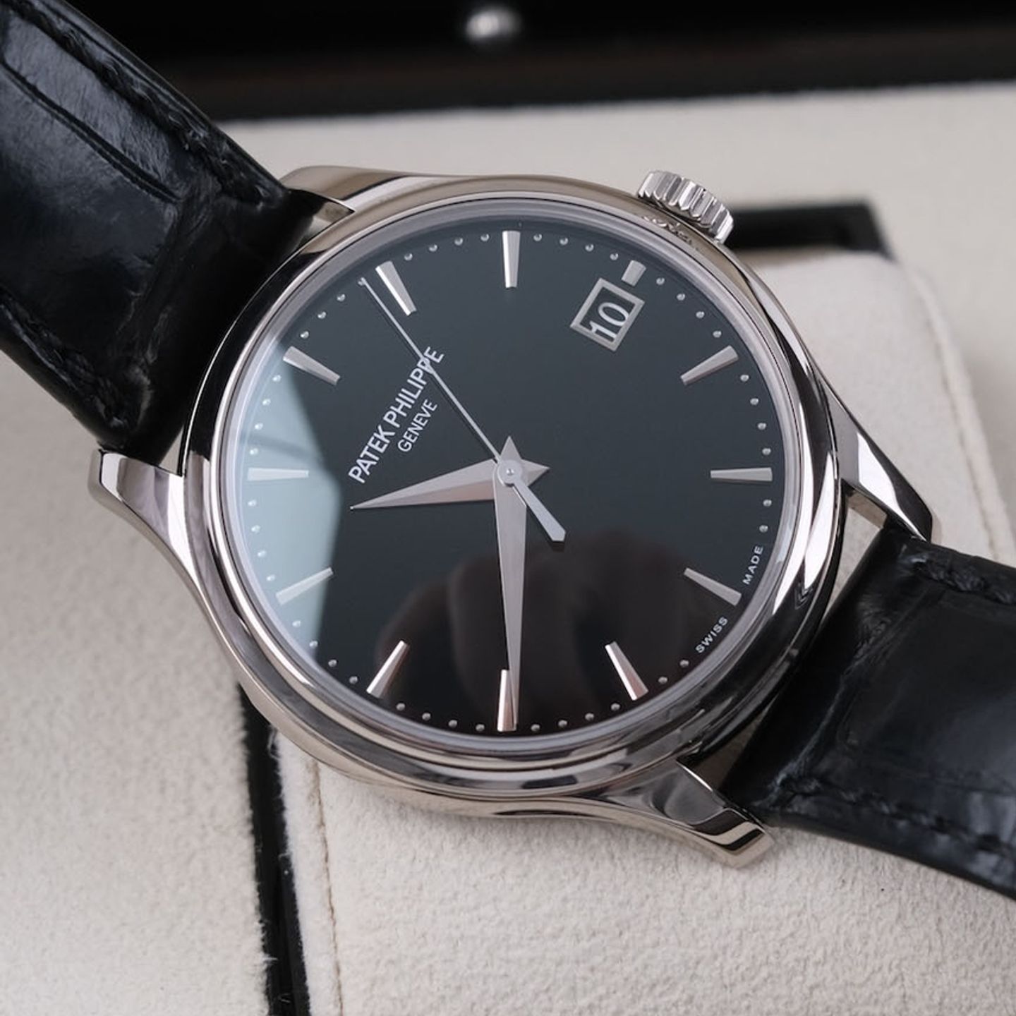 Patek Philippe Calatrava 5227G-010 - (4/8)