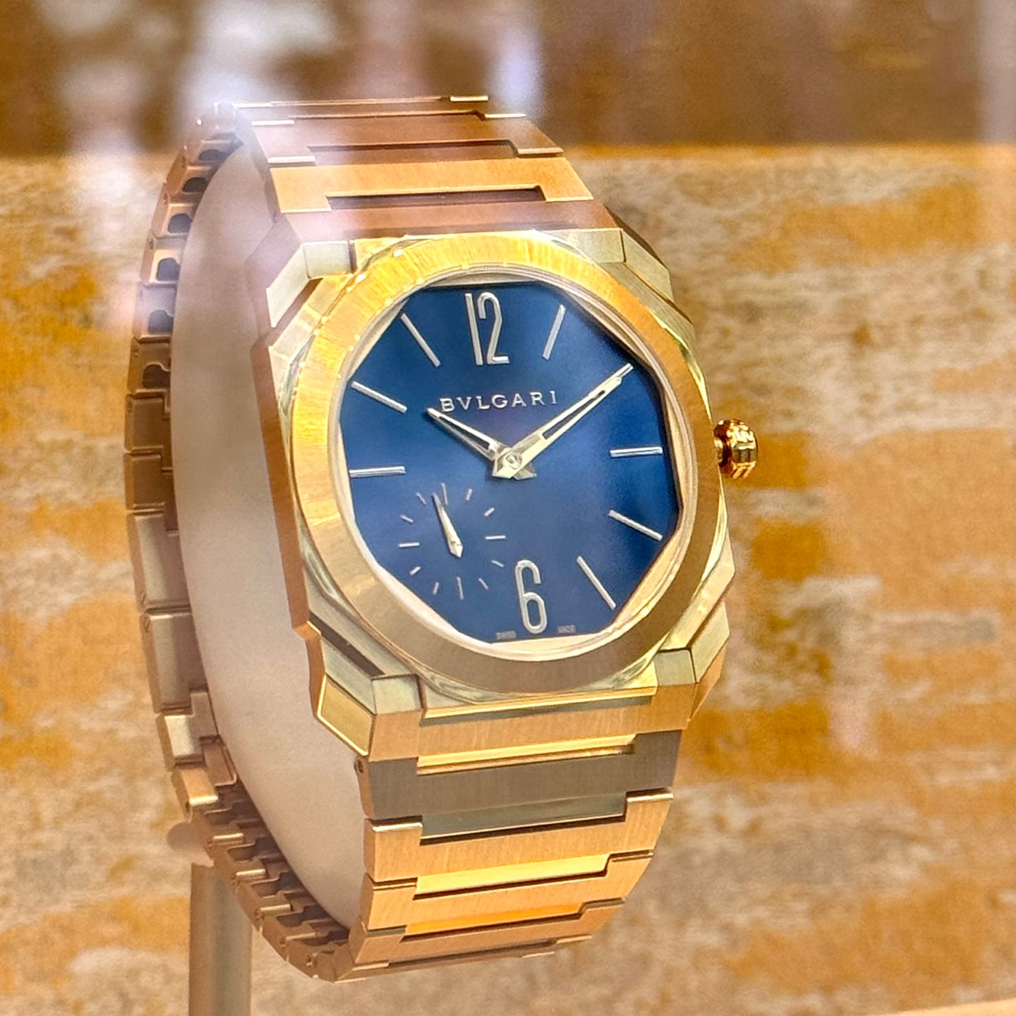 Bulgari Octo 103812 (2025) - Blauw wijzerplaat 40mm Geelgoud (2/3)