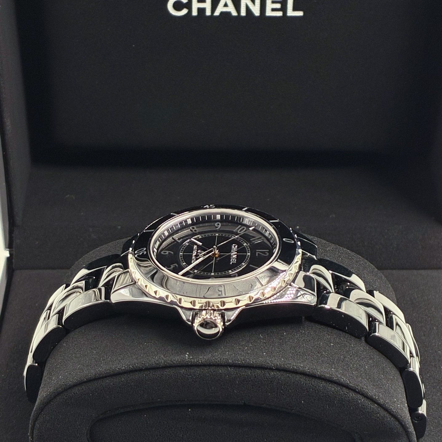 Chanel J12 H6185 (2023) - Black dial 38 mm Ceramic case (2/4)