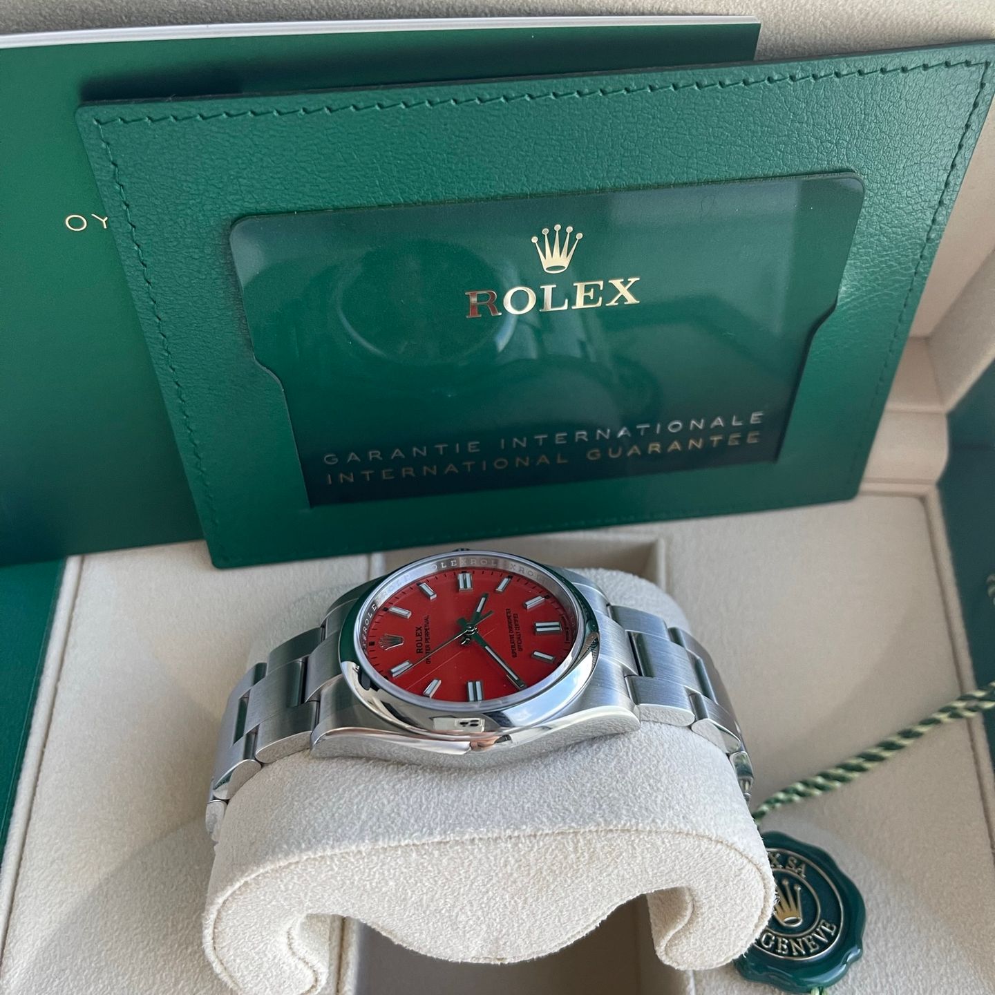 Rolex Oyster Perpetual 36 126000 (2022) - Red dial 36 mm Steel case (2/6)