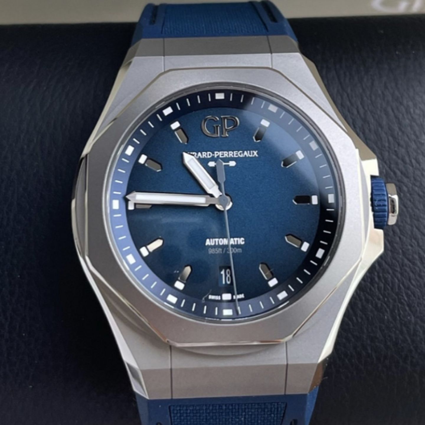 Girard-Perregaux Laureato 81070-21-002-FB6A (2022) - Blue dial 44 mm Titanium case (1/6)