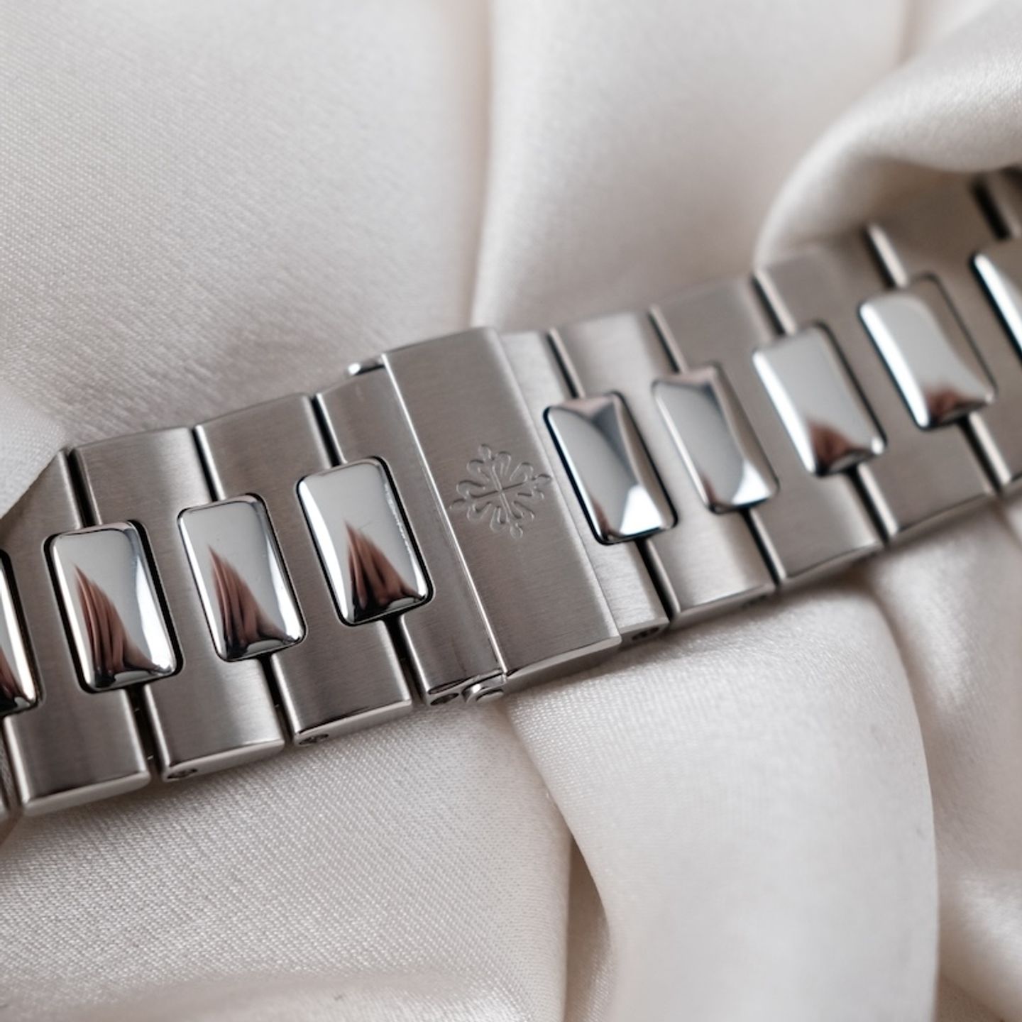 Patek Philippe Nautilus 5711 (Unknown (random serial)) - Blue dial 40 mm Steel case (8/8)