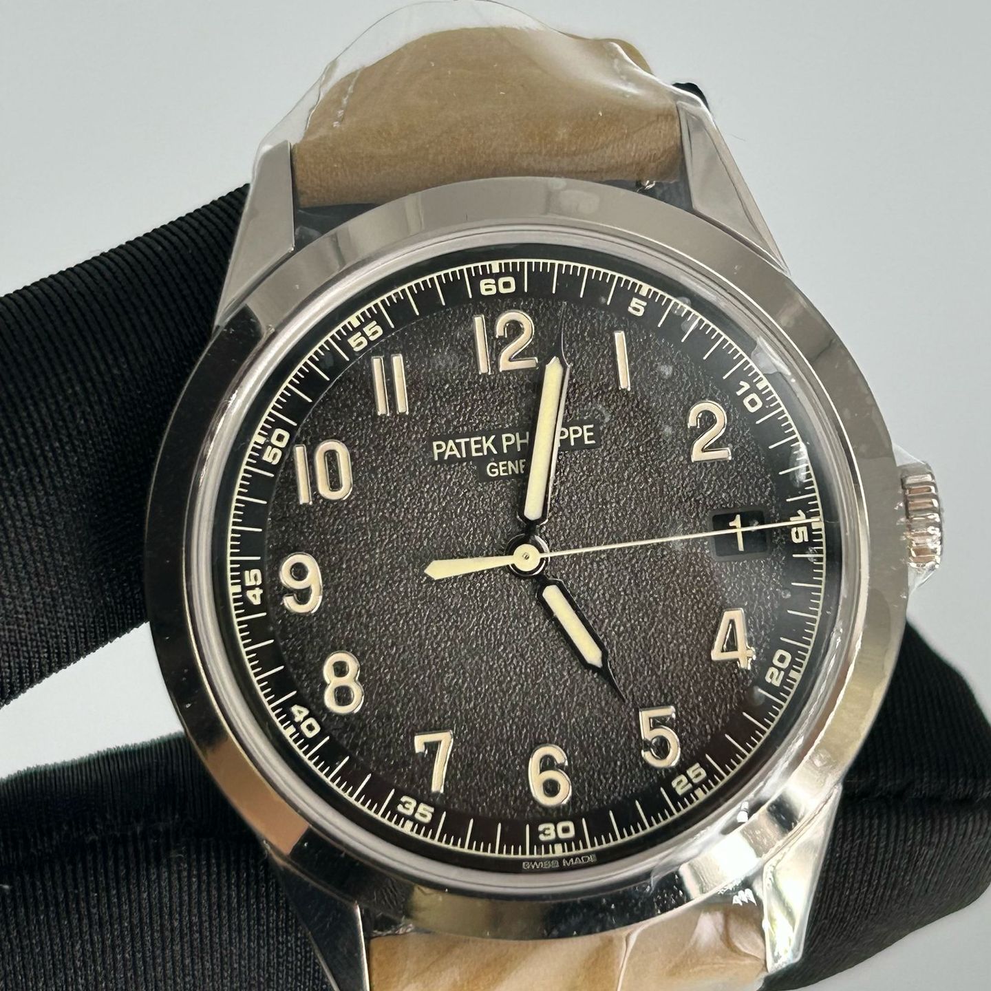 Patek Philippe Calatrava 5226G-001 (2022) - Black dial 40 mm White Gold case (4/7)