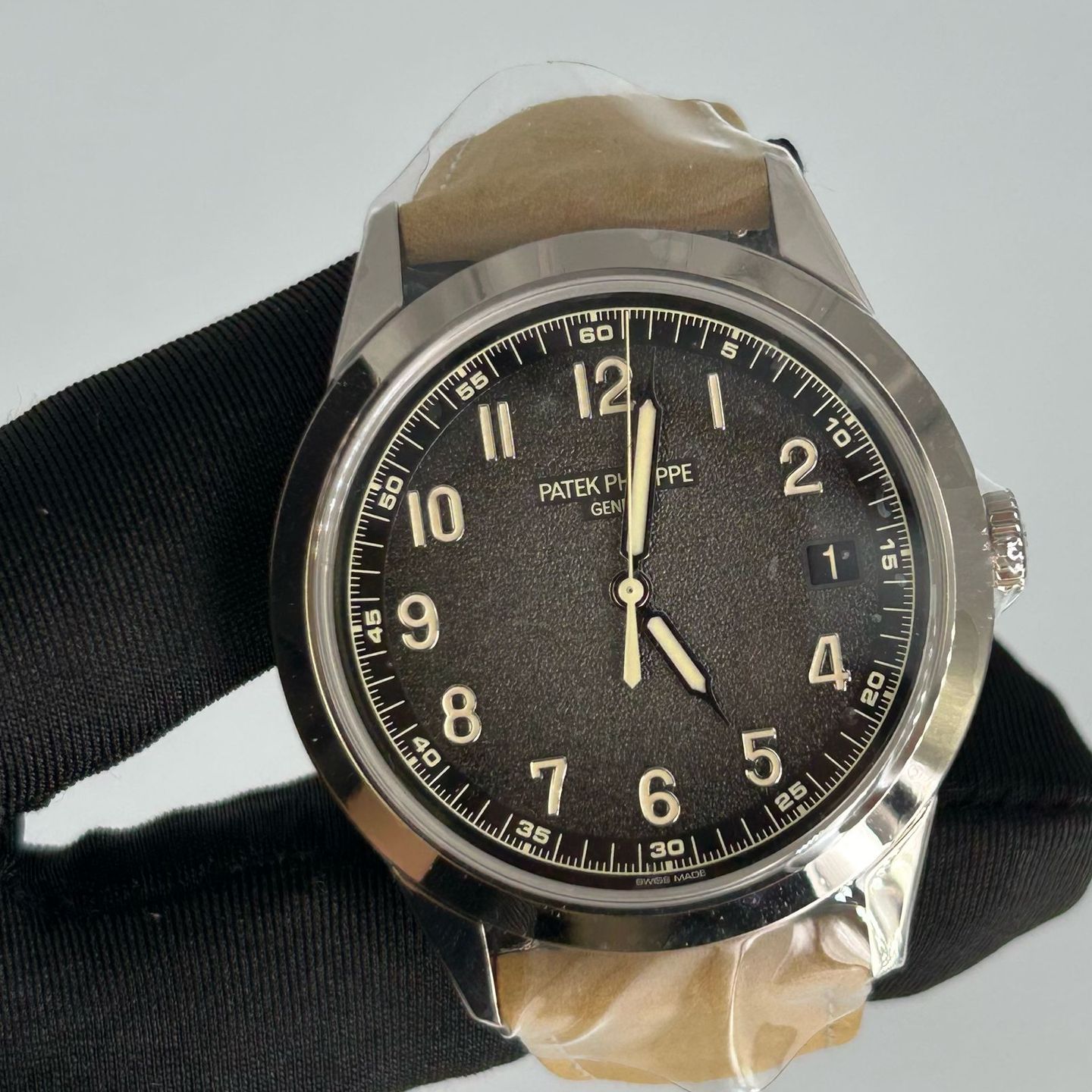 Patek Philippe Calatrava 5226G-001 (2022) - Black dial 40 mm White Gold case (5/7)