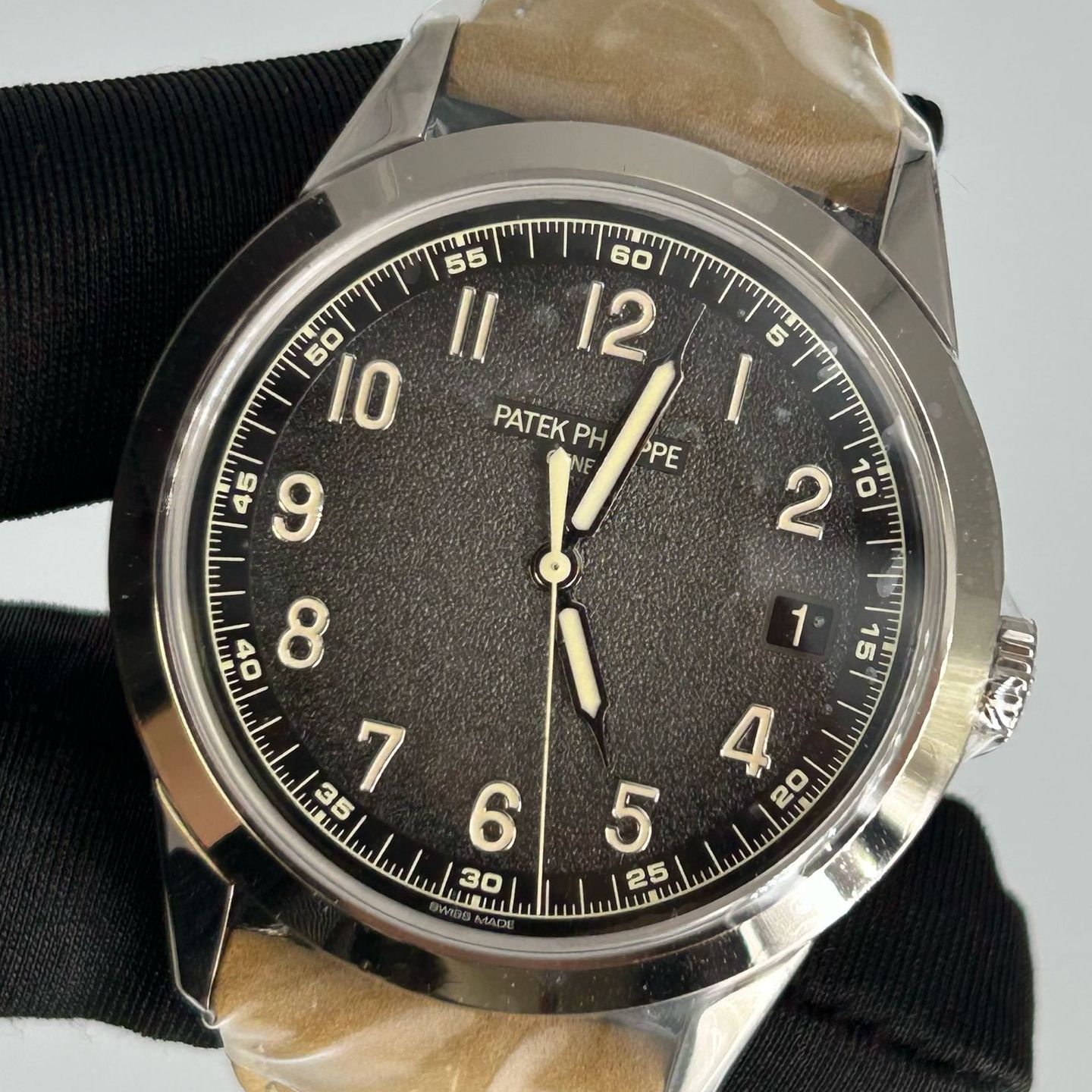 Patek Philippe Calatrava 5226G-001 (2022) - Black dial 40 mm White Gold case (3/7)