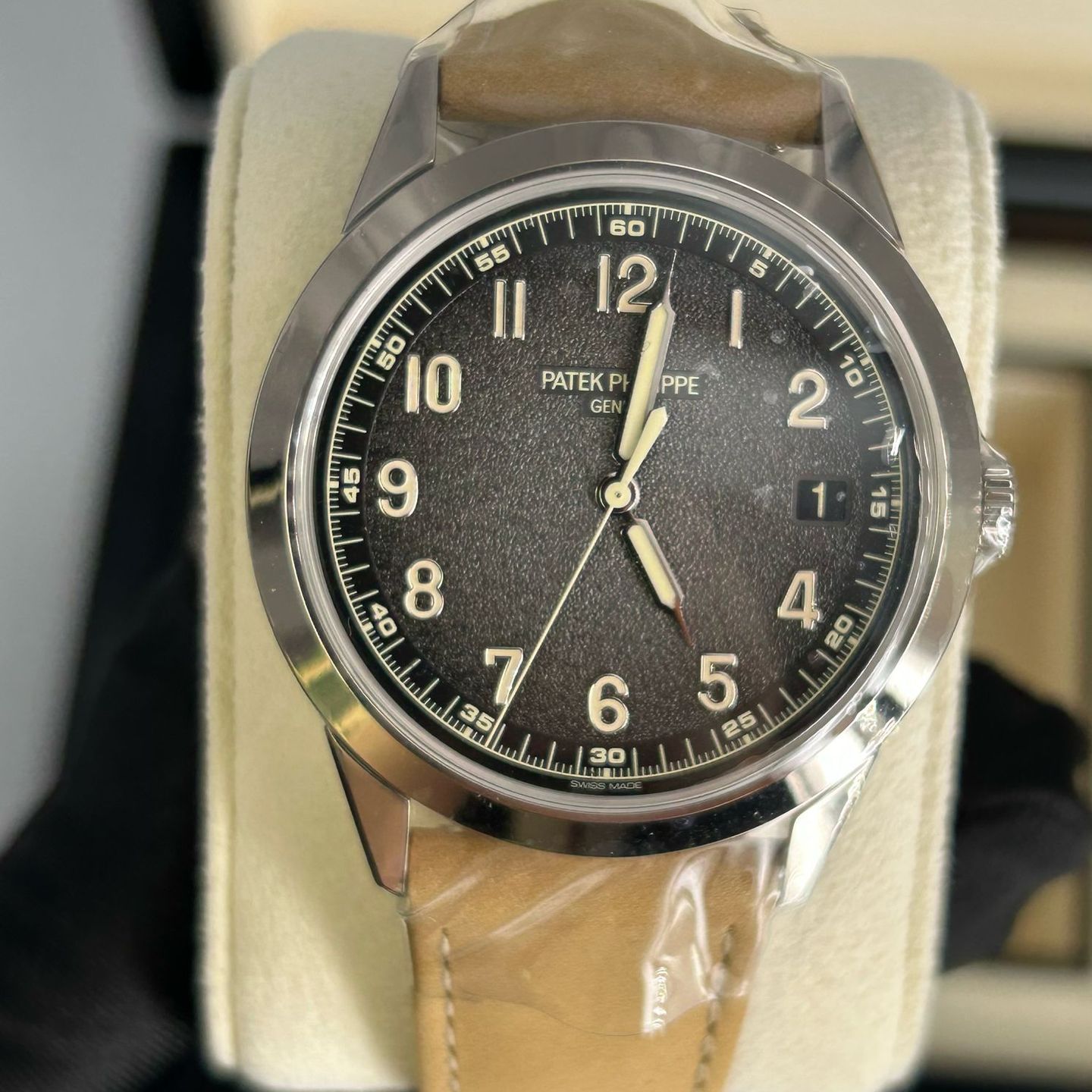 Patek Philippe Calatrava 5226G-001 (2022) - Black dial 40 mm White Gold case (6/7)