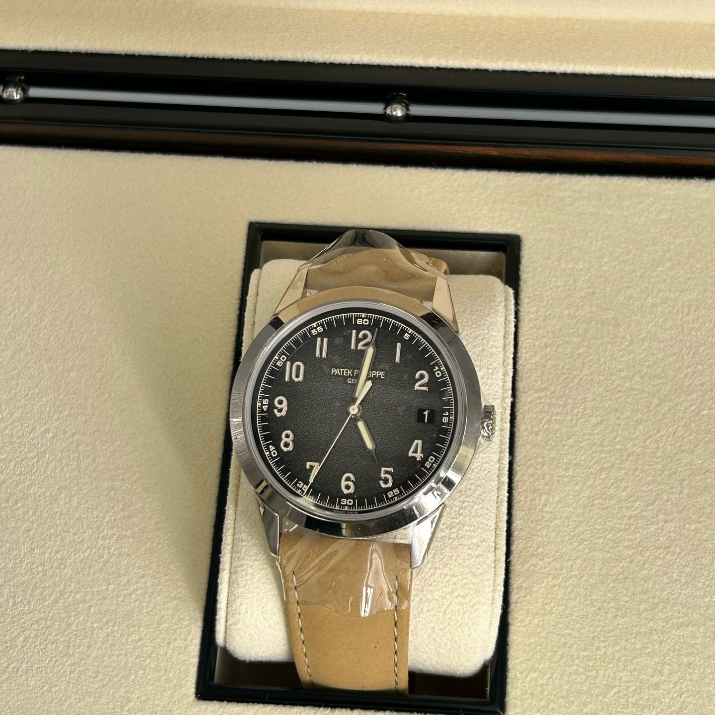 Patek Philippe Calatrava 5226G-001 (2022) - Black dial 40 mm White Gold case (7/7)