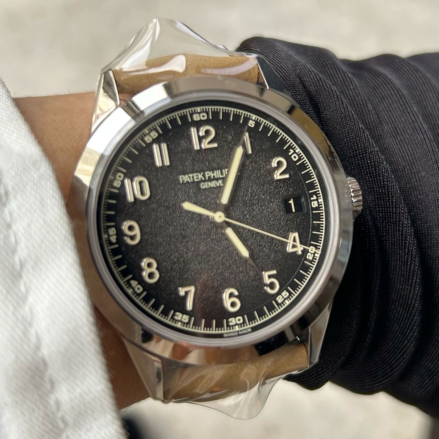 Patek Philippe Calatrava 5226G-001 (2022) - Black dial 40 mm White Gold case (1/7)