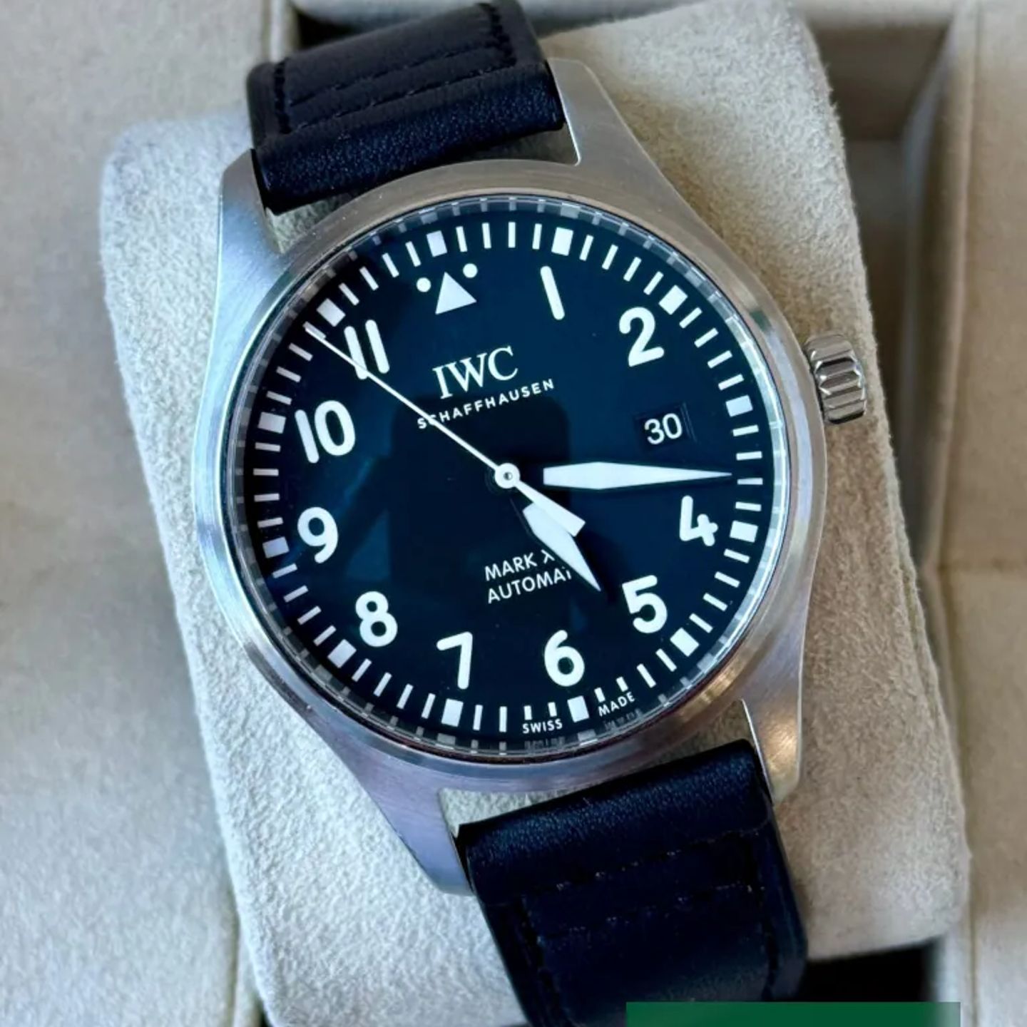 IWC Pilot Mark IW327009 (2019) - Zwart wijzerplaat 40mm Staal (1/7)