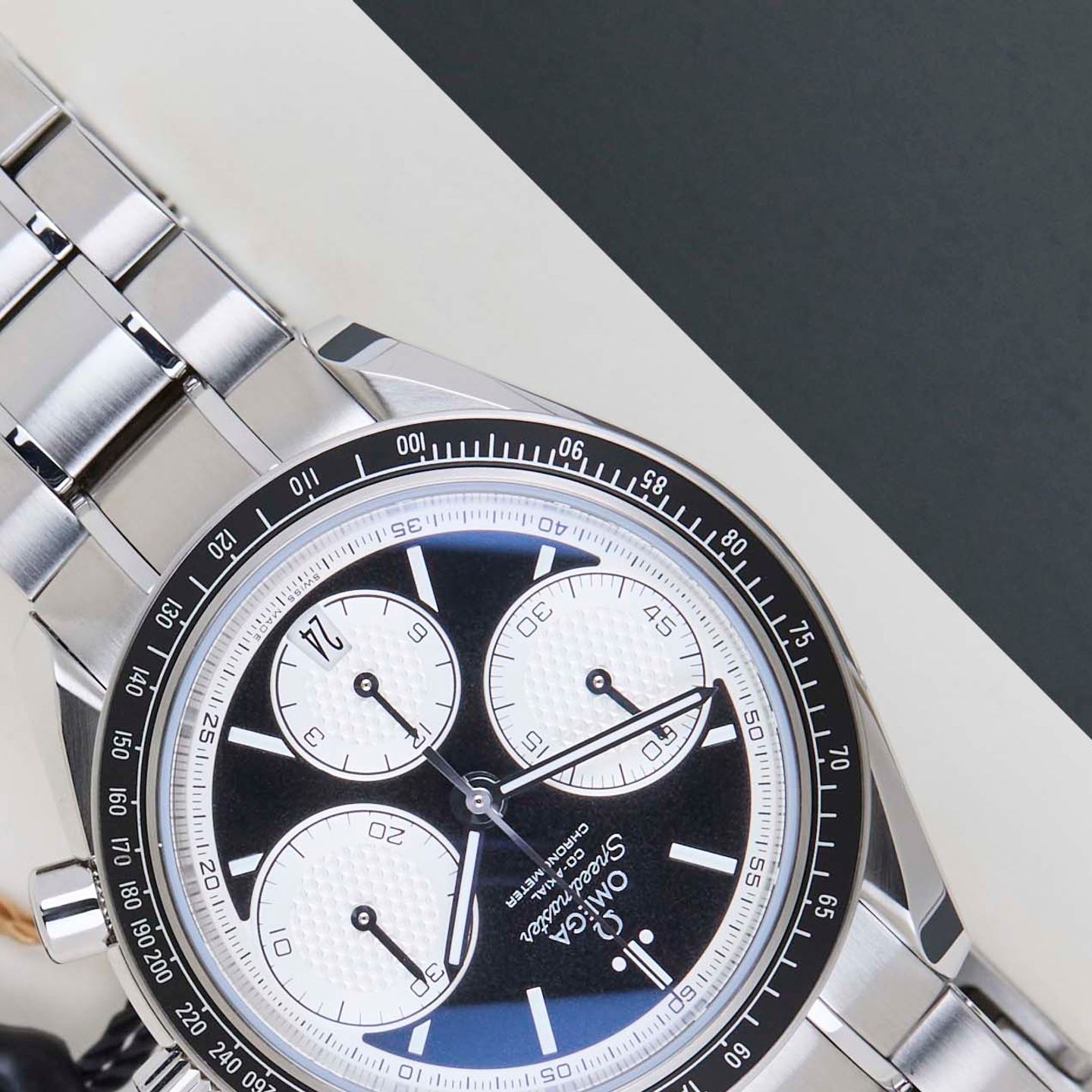 Omega Speedmaster Racing 326.30.40.50.01.002 (2026) - Black dial 40 mm Steel case (4/8)