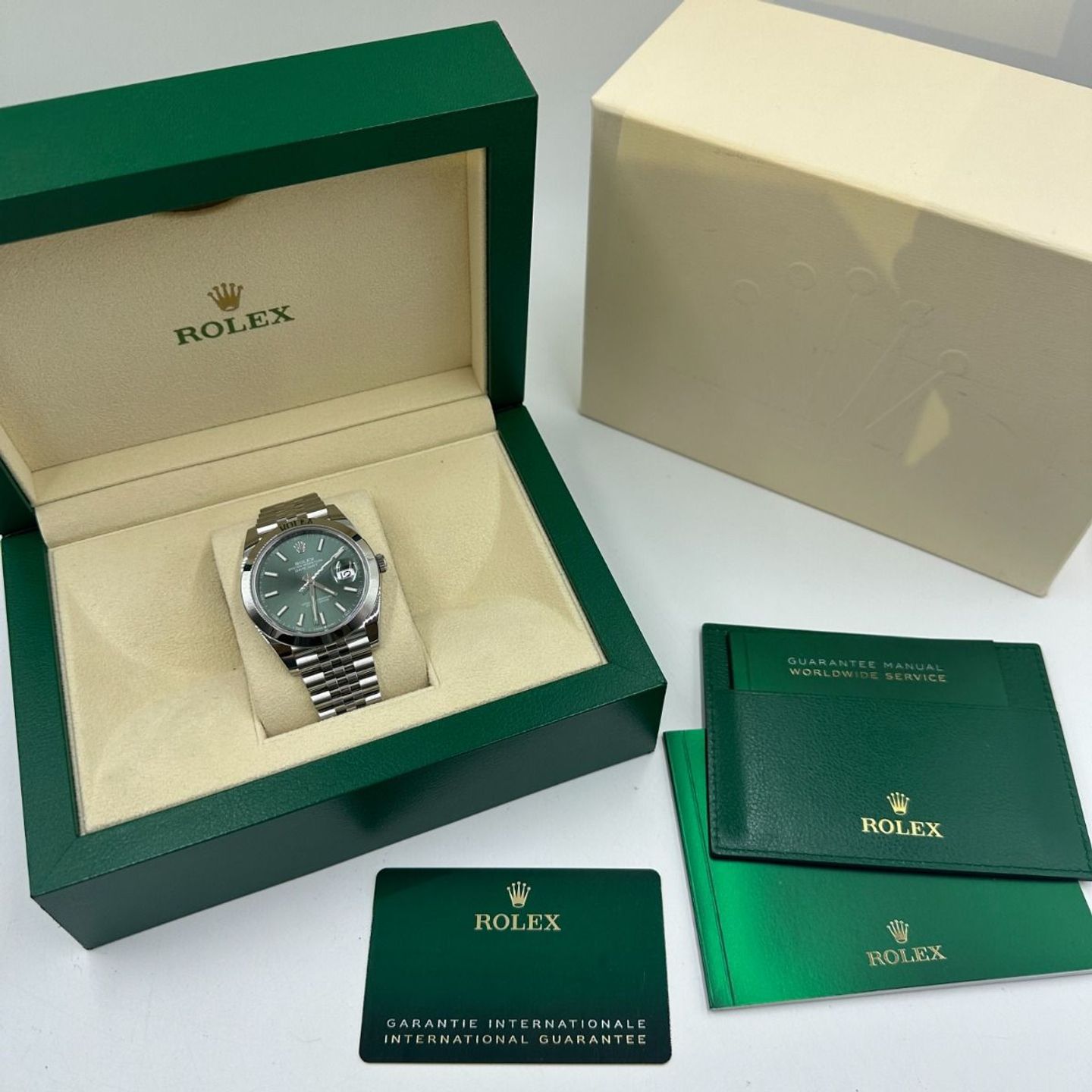 Rolex Datejust 41 126300 (Onbekend (willekeurig serienummer)) - Groen wijzerplaat 41mm Staal (7/8)