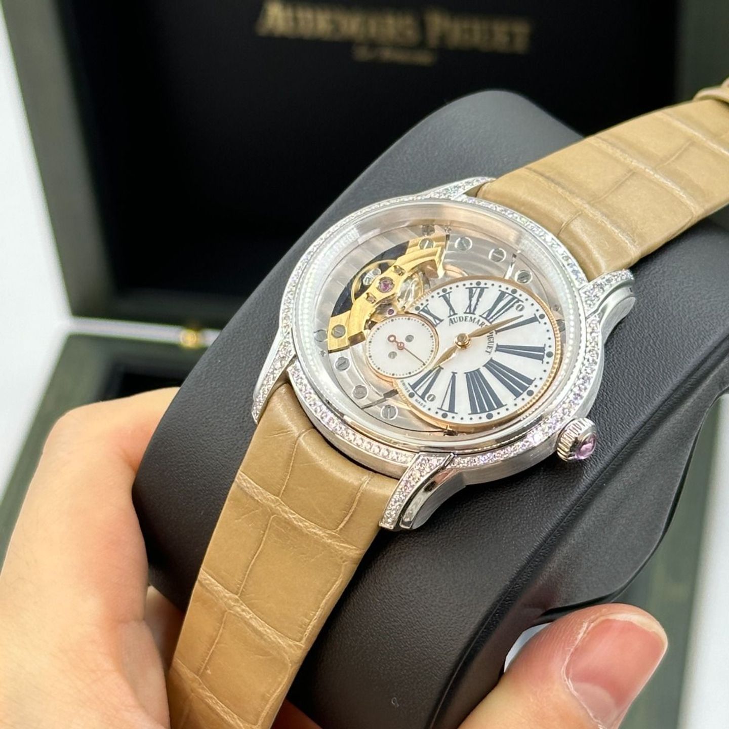 Audemars Piguet Millenary 77247BC.ZZ.A813CR.01 (2024) - Parelmoer wijzerplaat 39mm Witgoud (7/8)