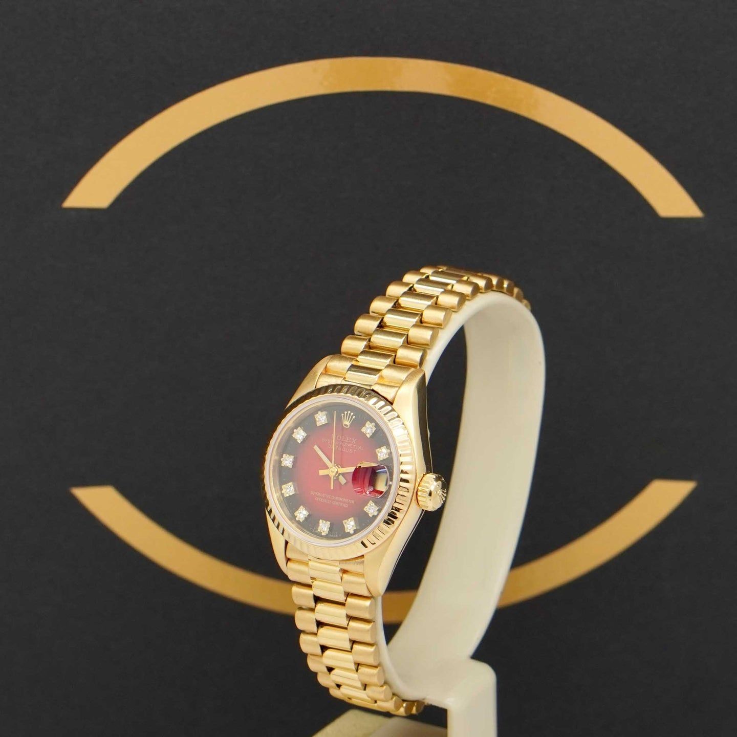 Rolex Lady-Datejust 69178 (1990) - Red dial 26 mm Yellow Gold case (2/7)