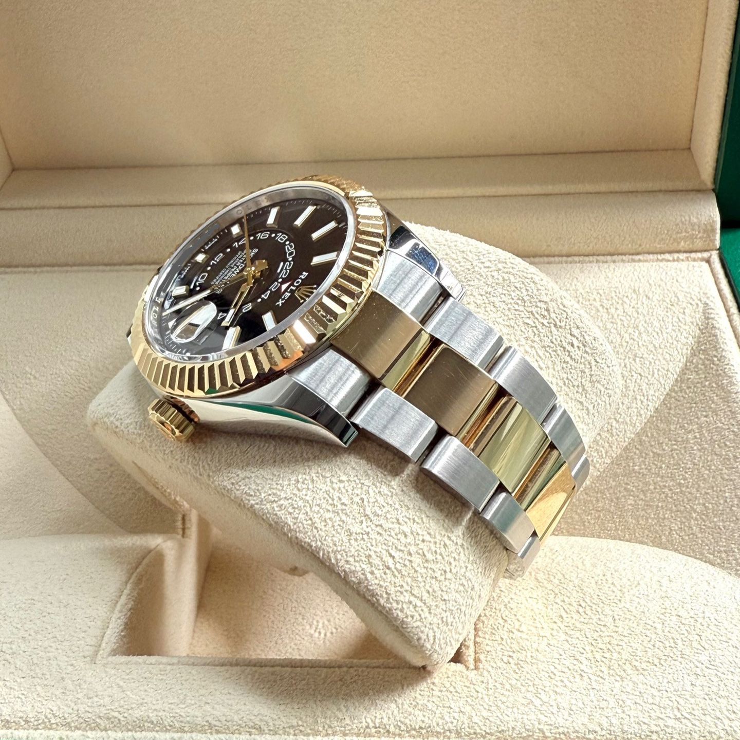 Rolex Sky-Dweller 326933 (2022) - Zwart wijzerplaat 42mm Goud/Staal (5/7)