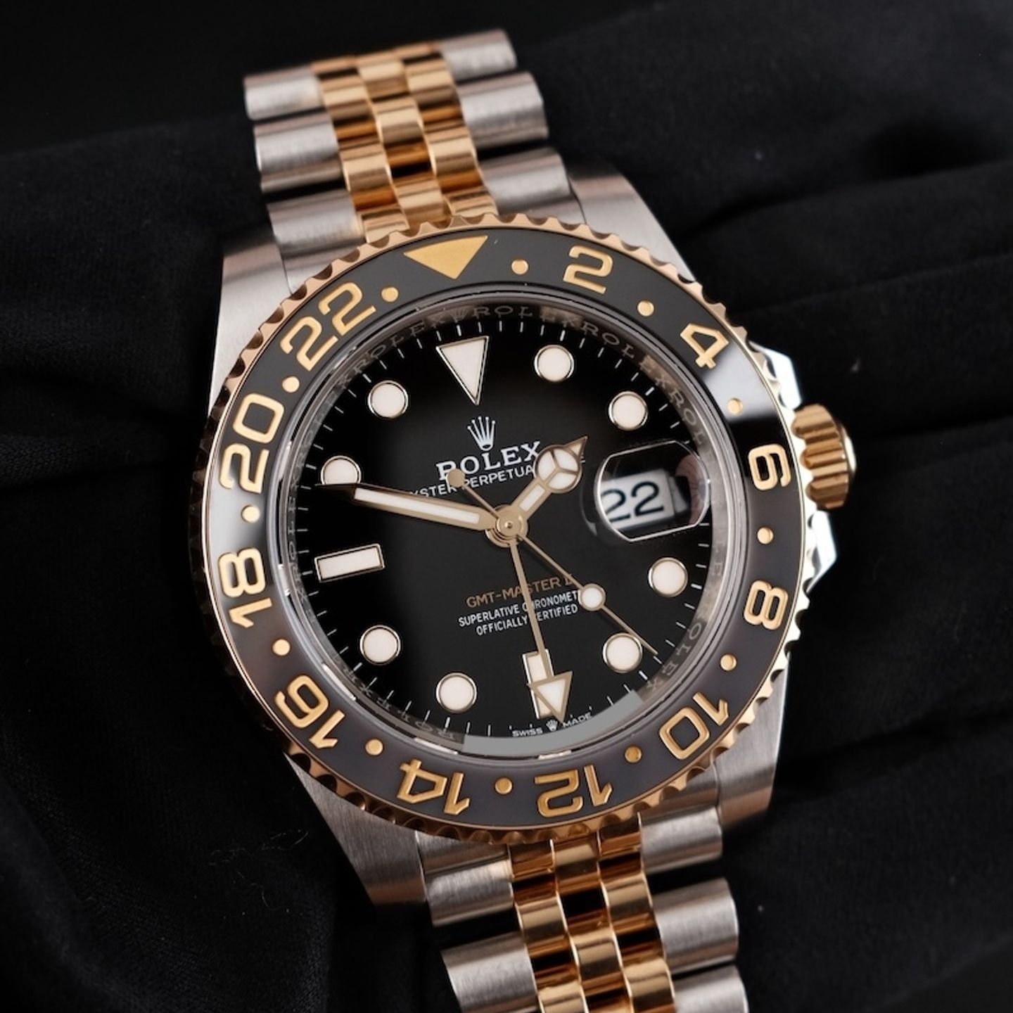 Rolex GMT-Master II 126713GRNR (2024) - Black dial 40 mm Gold/Steel case (1/8)