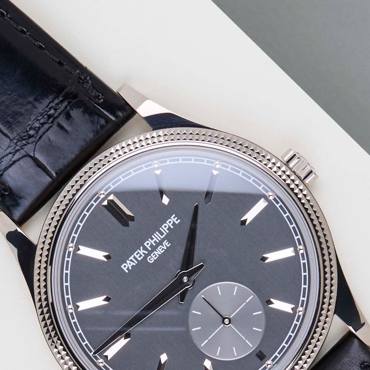 Patek Philippe Calatrava 6119G-001 (2022) - Grey dial 39 mm White Gold case (3/8)