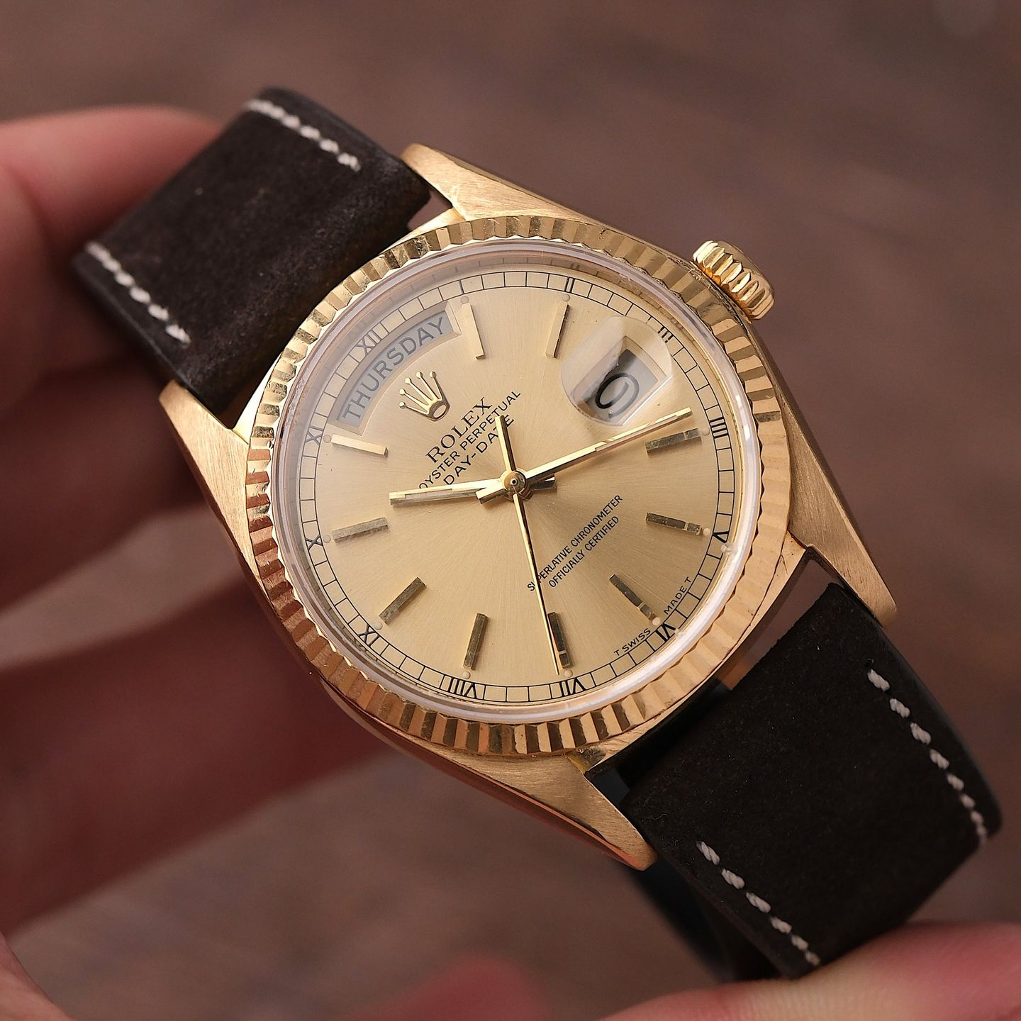 Rolex Day-Date 36 18038 (1978) - Champagne wijzerplaat 36mm Geelgoud (1/8)