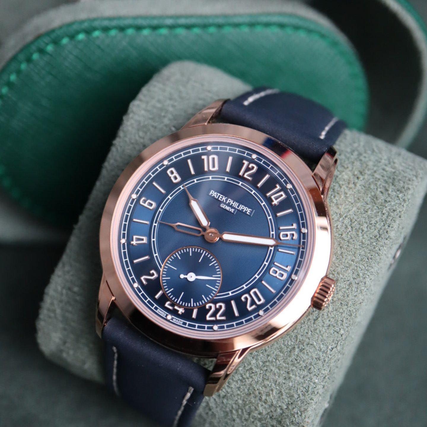 Patek Philippe Calatrava 5224R (2024) - Blauw wijzerplaat 42mm Roségoud (1/2)