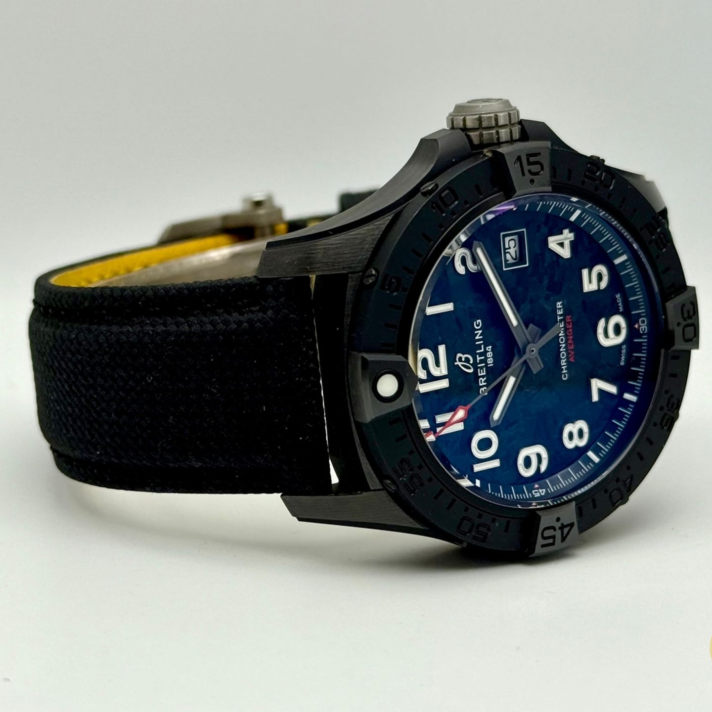 Breitling Avenger S17328101B1X1 (2024) - Black dial 42 mm Titanium case (7/16)