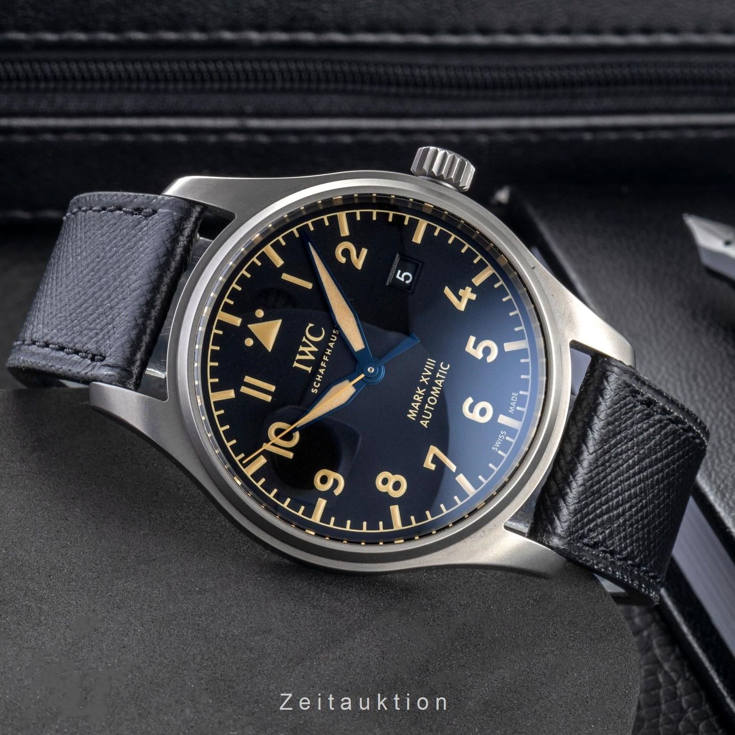 IWC Pilot Mark IW327006 (2019) - Zwart wijzerplaat 40mm Titanium (2/8)